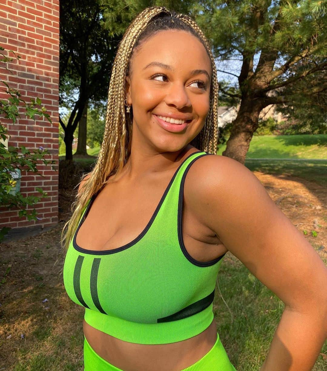 Nia Sioux Frazierさんのインスタグラム写真 - (Nia Sioux FrazierInstagram)「Not me putting on cute workout clothes just to take pictures and not work out🤭 #maddiexfabletics」9月18日 4時04分 - niasioux