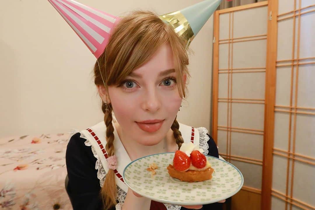 Ella Freyaのインスタグラム：「皆さん一緒に誕生日お祝いしてくれてありがとうございます~~　✨　 23歳楽しみしています!  もっと頑張ります　☺️☺️ Thank you for celebrating my Birthday !  I'm looking forward to this 23rd year ☺️ I will do my best ~~」