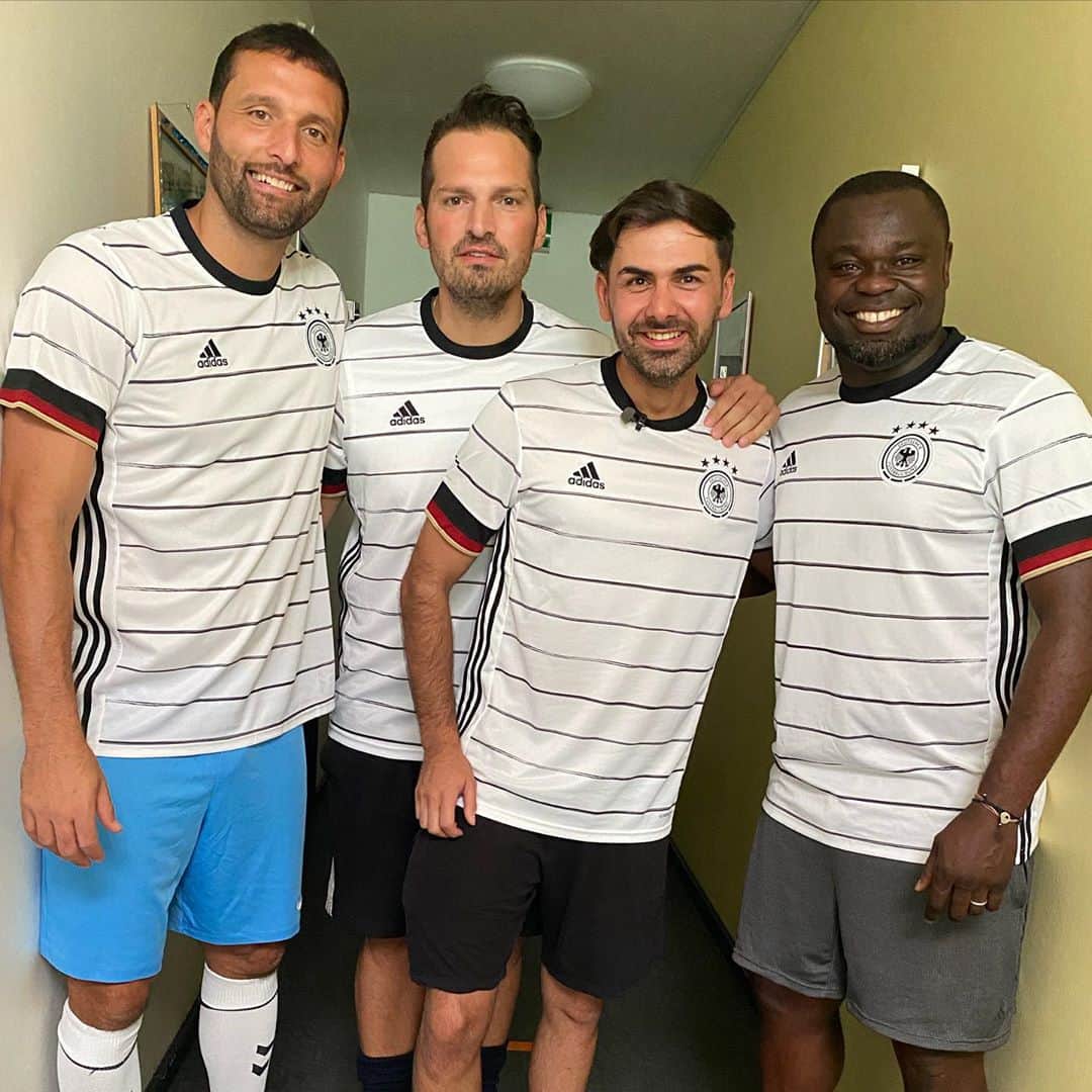 ゲーラルド・アサモアのインスタグラム：「Cooler Drehtag diese Woche mit meinem Team ... 😂🤪 Lasst euch überraschen! 😁✌🏿」