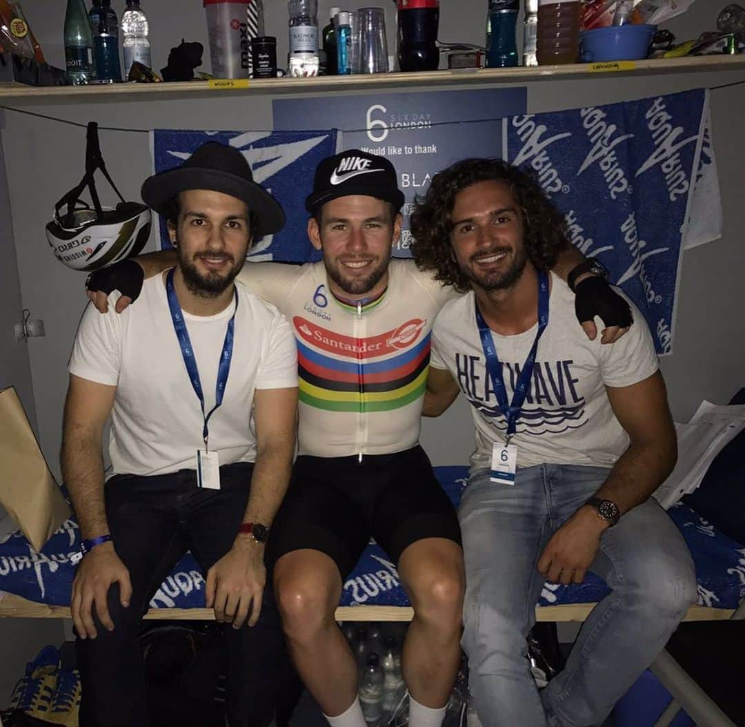 マーク・カヴェンディッシュのインスタグラム：「Always a pleasure to talk to @thebodycoach. This time for the latest episode of his podcast series. Give it a go if you want an open chat between mates about family, career, depression and determination. 🙏🎙 Hit the link in my bio to listen. 🎧」