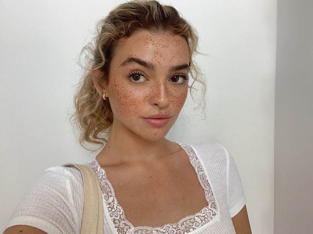 Kelsey Simoneのインスタグラム：「Wanna get rid of my phone because it isn’t cottage core.. I will now be mailing all of my followers printed pictures of my outfits」