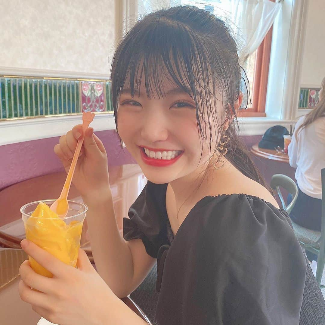 出口結菜さんのインスタグラム写真 - (出口結菜Instagram)「《🌍#大阪　#ユニバーサルスタジオジャパン》﻿ ﻿ 🥭トロピカルフローズンスムージー　マンゴー（¥650）﻿  ﻿ ﻿ ﻿ ユニバのスペースファンタジーの近くにあるレストラン🤩✨﻿ ﻿ ﻿ ここのお店はケーキが美味しいイメージやねんけど夏やからフローズンが出てて、休憩がてらに入店😍﻿ ﻿ ﻿ ﻿ ﻿ 私はマンゴーを頼んだんやけど、﻿ フローズンやから甘さ控えめかなぁとかおもってたけど全然そんなことなくて、﻿ ﻿ しっかり甘い✨✨✨✨﻿ ﻿ ﻿ しかもマンゴーもはいっていて、そのマンゴーも甘くて美味しいの❣️❣️❣️﻿ ﻿ ﻿ カップもそこまで小さくなくて、満腹になれるし、、﻿ なにより、暑い夏には神様に見える。☀️﻿ ﻿ ﻿ ﻿ ﻿ 店内も涼しいし、ソーシャルディスタンスで座れるし、体は復活するし。。。﻿ ﻿ ﻿ ﻿ ﻿ 最高すぎました⭐️﻿ ﻿ ﻿ 年パス持ってる人は20%引きになったぁ❤︎﻿ ﻿ ﻿ \9月だけどまだ、夏☀️/﻿ ﻿ ﻿ #usj #ユニバ #ユニバフード #トロピカル ＃フローズン #スムージー #マンゴー #🥭 #夏 #ゆにば #🌍 #食べ物 #水分補給 #休憩 #universalstudiosjapan #food #foodstagram #ユニバ写真 #ポニーテール #韓国通販  #instagood #instafood #instalike #sweet #フルーツ #fruits #年パス #lfl #ラビグルメ」9月17日 19時48分 - yui_laby0622