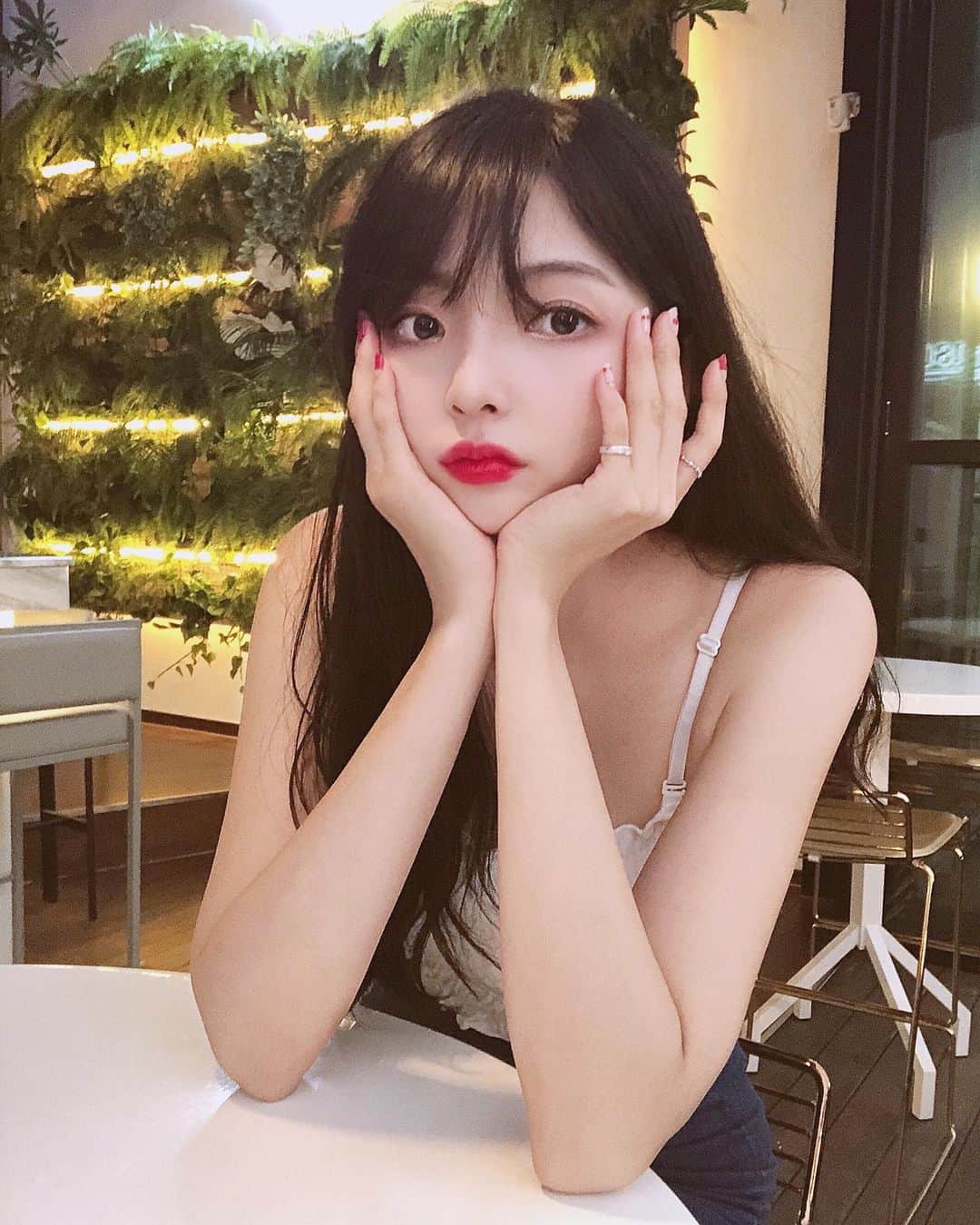 ユジョン のインスタグラム：「원래 아홉수에 연애 하는거 아니잖아@」