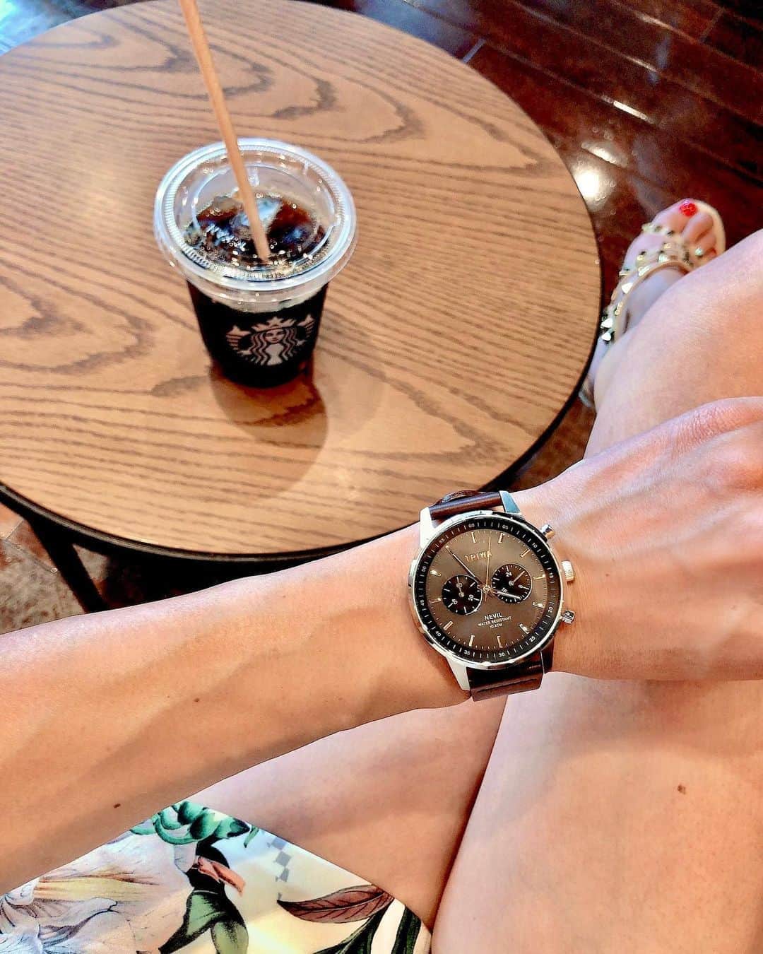 彩耶さんのインスタグラム写真 - (彩耶Instagram)「⭐︎⭐︎⭐︎ スウェーデン発🇸🇪 の腕時計 𝙏𝙍𝙄𝙒𝘼  @triwaasia ・ ・ とにかくカッコいい〜😍 ・ グレーのダイアルにゴールドの針とインデックス… そして ダークブラウンのベルト🤎 ・ 落ち着いた大人の高級感がいいですよね✨ フェイスおっきめ、メンズライクな時計に惹かれちゃうんです😌💕 ・ ・ 私が付けているのは 𝘚𝘔𝘖𝘒𝘠 𝘕𝘌𝘝𝘐𝘓  42 mm 【スモーキーネビル・ダークブラウンクラッシック 】 ・ ・ すっかりお気に入りっ⌚️ 今度は、メンズライクな白シャツにデニムで、合わせたいなぁって思ってます👖❤️ ・ ・ ・ 是非、こちらのサイトご覧になってくださいね⬇️ ・ https://www.triwa.com/jp/ ・ ・ ・ #triwa #トリワ #TriwaShopTokyo #トリワコーデ #smokynevil #腕時計#時計#手元倶楽部 #watch #モデル #model #秘書 #ウォーキング講師 #神戸 #kobe #osaka #大阪#インフルエンサー#followme #フォローミー #お洒落さんと繋がりたい #ファッション #ファッション部fashion」9月17日 19時40分 - 3aya11