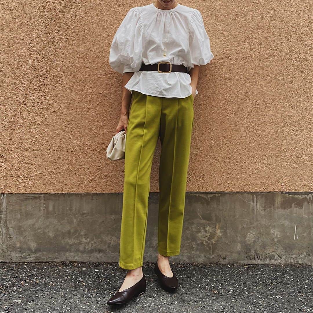 美生のインスタグラム：「#outfit﻿ ﻿ ﻿ 私物のブラウスに﻿ @donobanweb の新作ベルトをプラス。﻿ ﻿ 完売してたダークブラウンも﻿ 予約再販startしてます♡﻿ ﻿ ﻿ アーモンドパンプスは2色狙い♡﻿ ﻿ ﻿」