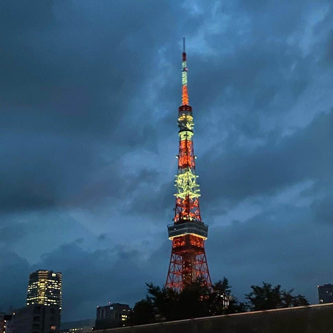 中野明海さんのインスタグラム写真 - (中野明海Instagram)「2020.9.17  今日もお疲れ様でした。  撮影終わりに 壊れてしまったメイク道具を運んでる大きなバッグを買い替えて ちょっと新しい気分での帰路 🗼が美しい時間　17:58  日が短くなってきたね。  今日撮影した 三越劇場✨✨✨ 初めて中をちゃんと見学。 1927年に作られた大理石の壁やステンドグラスが美しく✨✨✨昔の職人さんの細かなお仕事に感動😭✨🙏🏻  遡って 今朝は BLTサンドウィッチを作ろうとしたら、包丁があまりにも切れなくなっていたので、砥石を出して、🔪朝からシャコシャコ研いでみたら 凄い切れ味に意味もなくトマト🍅の薄切りして楽しむ🤣 もちろんカリカリベーコンと、レタスと一緒に パンに挟んで美味しく食べましたw  あ〜楽しさが安上がり！ そして、凄く気分良し😍😽  包丁研ぎとみじん切りは お手軽な瞑想、集中、ストレス解消✨✨✨✨✨✨✨✨  そんな１日、、、、、、😆  明日も、どうか、穏やかな１日になります様に🙏🏻✨ #三越劇場 #figarojapon  12月号」9月17日 19時42分 - akeminakano__official