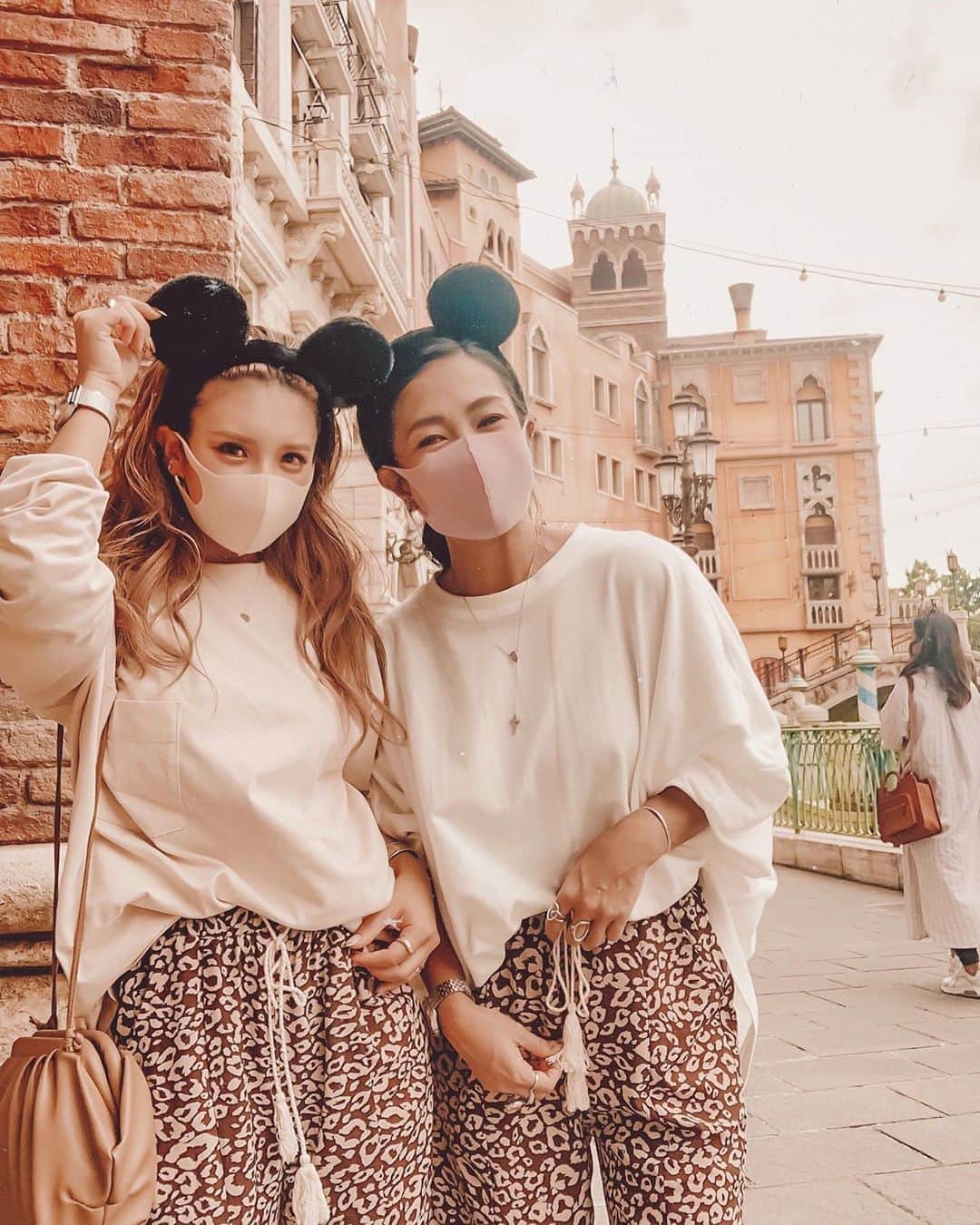 ✷kana✷のインスタグラム：「🤍🤎🤍🤎 . . @miikomiiiko と @sandlessmoon の レオパードパンツ履いて ミッキーコーデ♡ . やっぱこの人とのDisneyたのしい！🤣 リールも観てね🎞 . #disneysea」