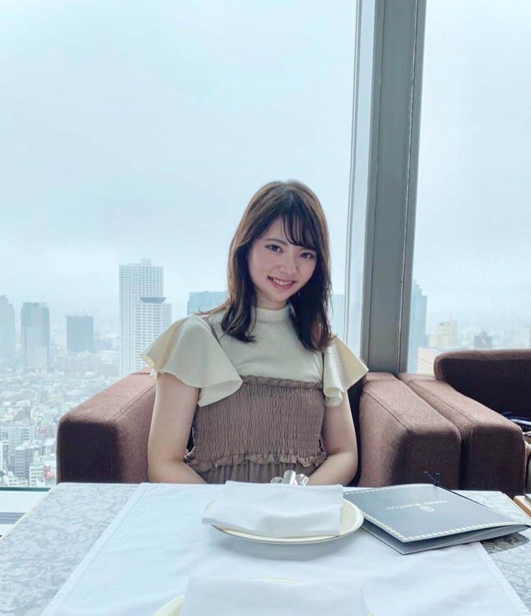 林桃絢美のインスタグラム：「・ こんばんは🌠 ・ 先日アフタヌーンティーに行ってきました！ 本当は4月に行く予定だったのですが、コロナの影響で延期になってしまったので無事に行くことができて嬉しかったです☺🌷 ・ 本日も #もなポチ していただけたら嬉しいです🕊 いつもありがとうございます！🌟 ・ ・ #日本女子大学コンテスト　#日本女子大学　#ミスコンテスト　#ミスコレ #アフタヌーンティー #ハリーウィンストン　#パークハイアット東京 　 #afternoontea #harrywinston #parkhyatttokyo」
