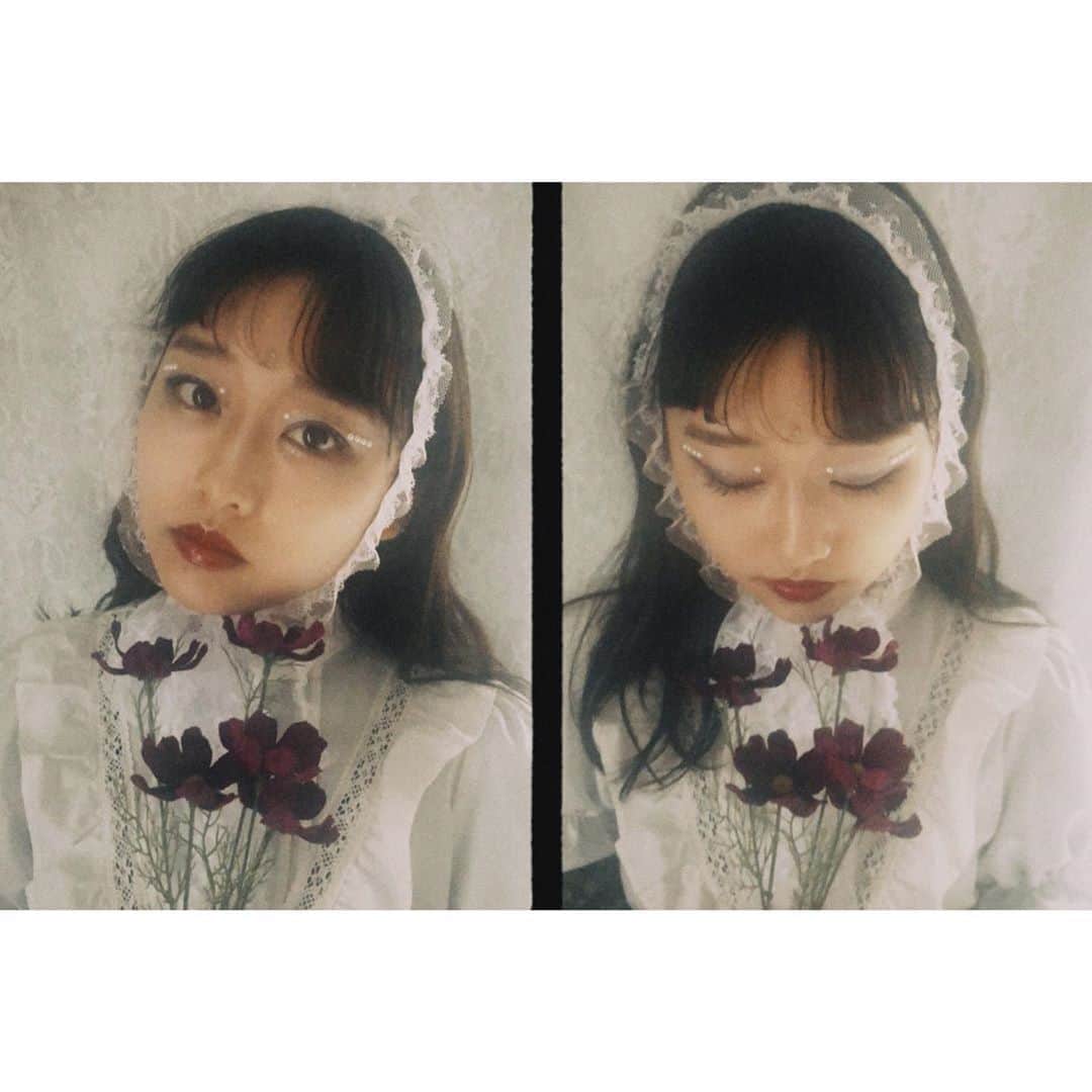 としお理歩のインスタグラム：「🥀🌛  photo&hairmake @gyoza_to_  友達と作品撮りをしたのでペタり。 一から何かを作って残すことってわくわくして楽しい。  . . . #作品撮り#パールメイク#モデル #昭和レトロ」
