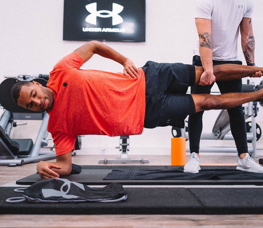 ヨナタン・ターのインスタグラム：「Especially at the beginning of every season injury prevention is my top priority. 💪🏾  This exercise, which is part of the Adductor Strengthening Programme, helps me to do this. The upper leg is held at the knee and ankle joint. Then I pull my lower leg against the upper leg in the stretched state.  @underarmourdach」