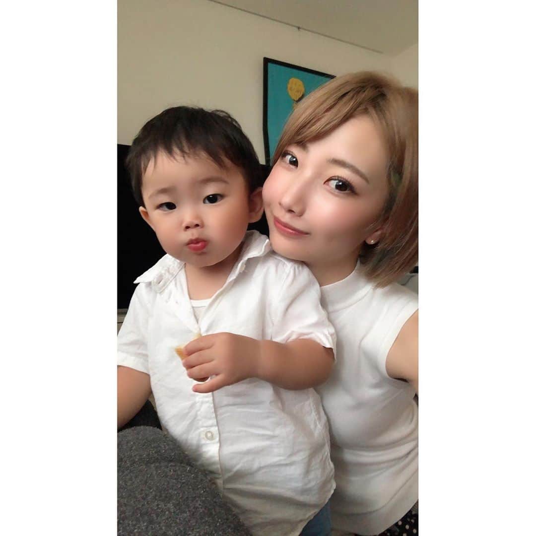 村本れいのインスタグラム：「﻿ やっぱり男は黙って白シャツだな♥️﻿ ﻿ ﻿ ﻿ ﻿ ﻿ #育児ライフ　#ワーママ　#ワーママライフ﻿ #ワンオペ育児﻿ #1歳ママ　#慣らし保育　#ひよこ組　#保育園大好きっこ　#歩き出しました﻿ #ママ一年生　#撮影 #自宅軟禁　#外出自粛　#筋トレ　#アパレルモデル　#japan  #kyoto #ハウススタジオ　#スタジオ撮影　#赤ちゃん袴　#男の子袴　#撮影モデル　#今日のコーデ　#男の子ママ  #親子コーデ　いたずらっ子﻿ #コロナに負けない　#お家時間　#ヤンチャボーイ」