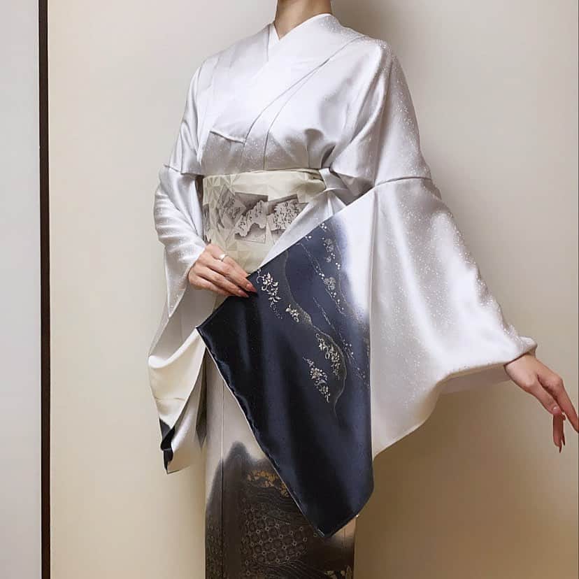 浅野琳のインスタグラム：「... 今日は気になっている 都摺友禅先生の着物と帯を...  #浅野琳  #着物 #都摺友禅 #百人一首 #姫 #浮世絵 #きもの #kimono #和装 #侘び寂び #わびさび #浮世絵 #ukiyoe #和彫 #古き良き #京都きもの #japan #japanculture」