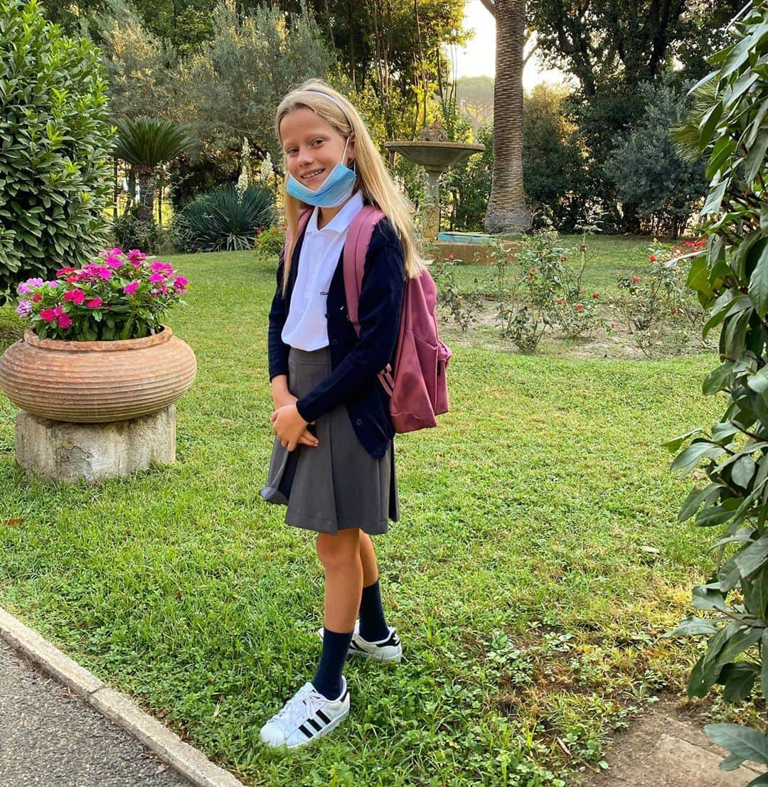 Alessia Marcuzziさんのインスタグラム写真 - (Alessia MarcuzziInstagram)「I bambini sono piu’ bravi di quanto potessimo immaginare. Forza ragazzi, maestri, professori e tutto il personale delle scuole. Sara’ dura e il mio abbraccio virtuale piu’ grande va a voi💪 #primogiornodiscuola」9月17日 19時50分 - alessiamarcuzzi