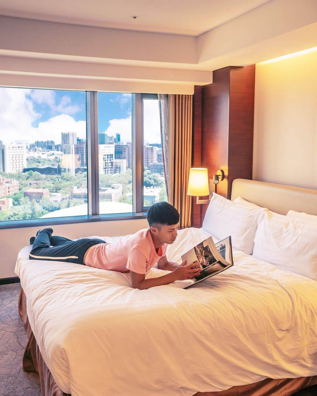 樂さんのインスタグラム写真 - (樂Instagram)「台南住宿。香格里拉台南館 （已開獎 上次介紹過台北的香格里拉，這次要來介紹台南的！！！ 台南香格里拉是台南最高的大樓，一走進去飯店中間是中空的設計，超特別！ 房間的話360度的view都不一樣，我們住的這一面剛好可以看到飯店的愛心空中泳池，超可愛💙💙💙 餐點部分早餐有一般buffet，但我們這次是在豪華閣用的主餐式早餐❤️ - 🌈抽獎內容：雙人住宿卷*1（含早餐 兩客） 🌈抽獎規則： 1️⃣追蹤 @ygt1016 @shangrilatainan  2️⃣按此篇貼文愛心，並標記一位朋友留言：一起來抽五星級飯店住宿卷 3️⃣分享此貼文在限時動態，滿22小時並標記我❤️ （私帳滿22小時後需要截圖給我看，需看到左下角的觀看人數才算完成喔！） 完成以上三項才符合抽獎資格 ⚠️可重複留言 但須標記不同人（不得標記人頭帳號） ⚠️活動日期即日～9/25中午12點 - 地址：台南市東區大學路西段89號 電話：06-7028888」9月17日 19時57分 - ygt1016
