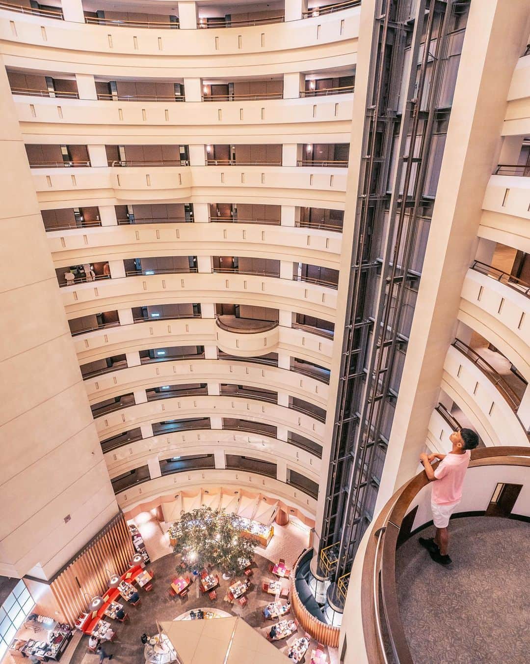 樂さんのインスタグラム写真 - (樂Instagram)「台南住宿。香格里拉台南館 （已開獎 上次介紹過台北的香格里拉，這次要來介紹台南的！！！ 台南香格里拉是台南最高的大樓，一走進去飯店中間是中空的設計，超特別！ 房間的話360度的view都不一樣，我們住的這一面剛好可以看到飯店的愛心空中泳池，超可愛💙💙💙 餐點部分早餐有一般buffet，但我們這次是在豪華閣用的主餐式早餐❤️ - 🌈抽獎內容：雙人住宿卷*1（含早餐 兩客） 🌈抽獎規則： 1️⃣追蹤 @ygt1016 @shangrilatainan  2️⃣按此篇貼文愛心，並標記一位朋友留言：一起來抽五星級飯店住宿卷 3️⃣分享此貼文在限時動態，滿22小時並標記我❤️ （私帳滿22小時後需要截圖給我看，需看到左下角的觀看人數才算完成喔！） 完成以上三項才符合抽獎資格 ⚠️可重複留言 但須標記不同人（不得標記人頭帳號） ⚠️活動日期即日～9/25中午12點 - 地址：台南市東區大學路西段89號 電話：06-7028888」9月17日 19時57分 - ygt1016