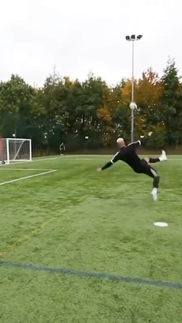 F2Freestylersのインスタグラム：「Tag a baller who loves a bicycle kick....⬇️💙🚲🎯」