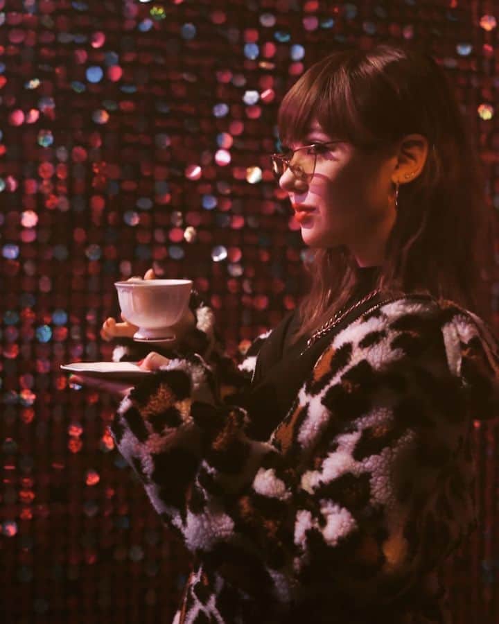 ヤンニーン・ワイゲルのインスタグラム：「Spilling all the tea tonight... #whatsyourpasscode 🎵」