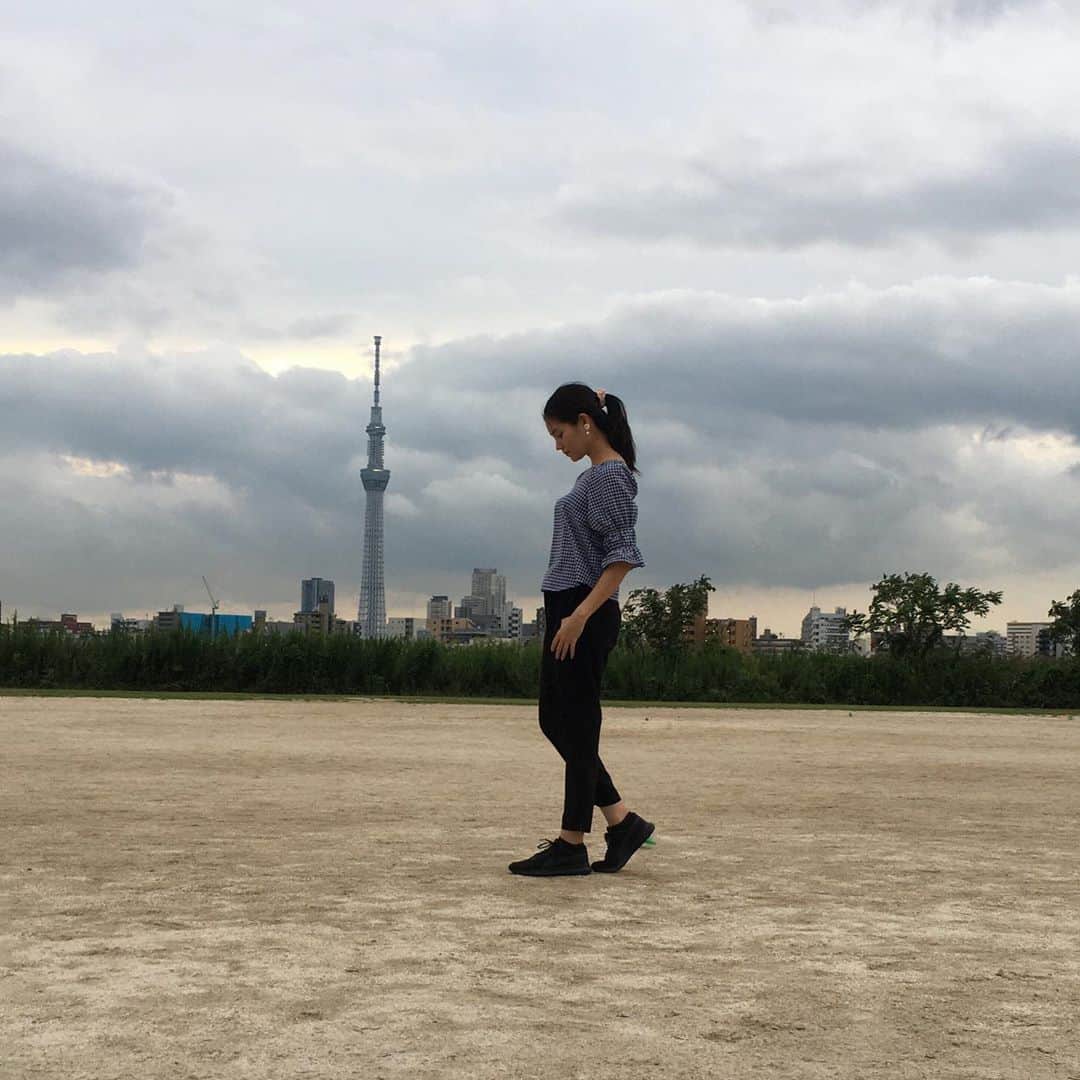 大塚莉奈のインスタグラム：「秋  #秋 #autumn #バロン #スカイツリー #skytree #お散歩 #ınstagood #dogstagram」