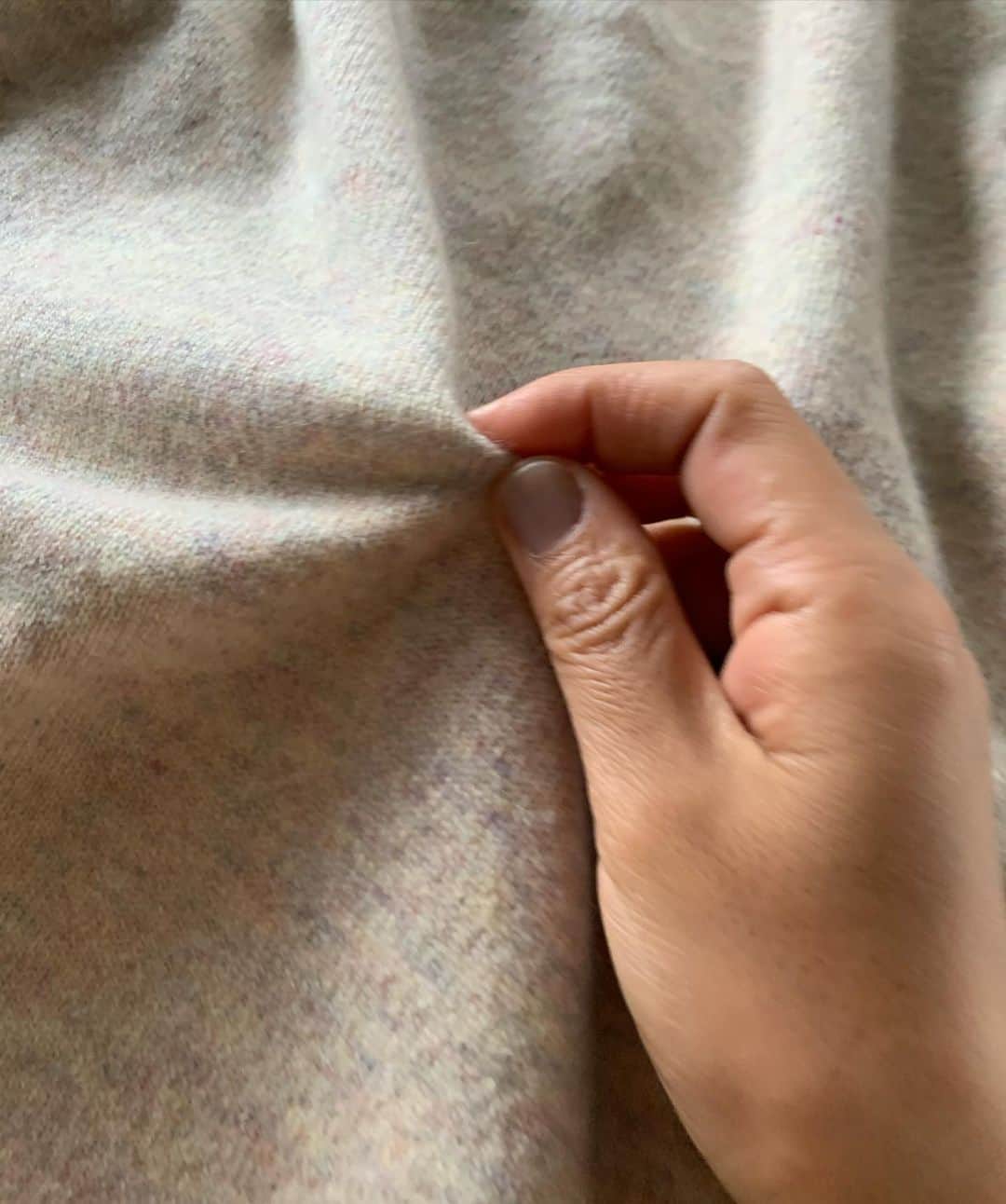 早坂香須子さんのインスタグラム写真 - (早坂香須子Instagram)「佐藤繊維×早坂香須子  オーダー期間は 9/23〜9/30に決定いたしました。  まだ特設サイトオープン前なのですが、お問い合わせの多いカシミアの紹介を。  センシュアルにカシミアを纏いたい。そしてリラックスも叶えたい大人の女性たちへ。  深いvネックのトップスは後ろと前、両面決まる織り方をしています。  裾をボトムに差し込んでブラウジングしても、裾を出してふわりと着ても良い感じに。  ボトムスはふくらはぎから緩やかに絞ったジョッパーズスタイル。  ブーツにもパンプスにも似合うものを作りたかったんです。  糸から選んだ色は3色展開。  私が1番好きなイエロー×マルチ（写真1、7枚目）  フェミニンな美人カラーは グレー×ベージュ （写真2.3.4.8枚目）  カジュアルシックなブラウン×ブラウン（写真5.6.9.10枚目）  おススメは上下セットアップですが、単品購入可能の予定です。  生地作りからニッティング、縫製まで自社工場、完全オーダー制のfactory to closetだから実現したこと。 早く詳しく伝えたいな。  詳細は @___gea___ の特設ページオープンまでお待ち下さい。  色・サイズ・金額などもそちらでご確認頂けるようになりますのでもう暫くお待ち下さいませ。  オーダー期間 9/23の15時から 9/30まで  納期は11月中旬から下旬となります。  上質を肌にまとう贅沢 蕩けます。  #佐藤繊維と早坂香須子  #山形県寒河江市 #郷土愛コラボ #欲しいものだけ #madeinjapan  #madeinSAGAE #カシミア  #紡績とニット工場 #gea #早坂香須子 #マニアック過ぎる正樹社長のこだわりと佐藤繊維ブランドについてもこれからお伝えしていきますね#すごいんですよ」9月17日 20時00分 - kazukovalentine