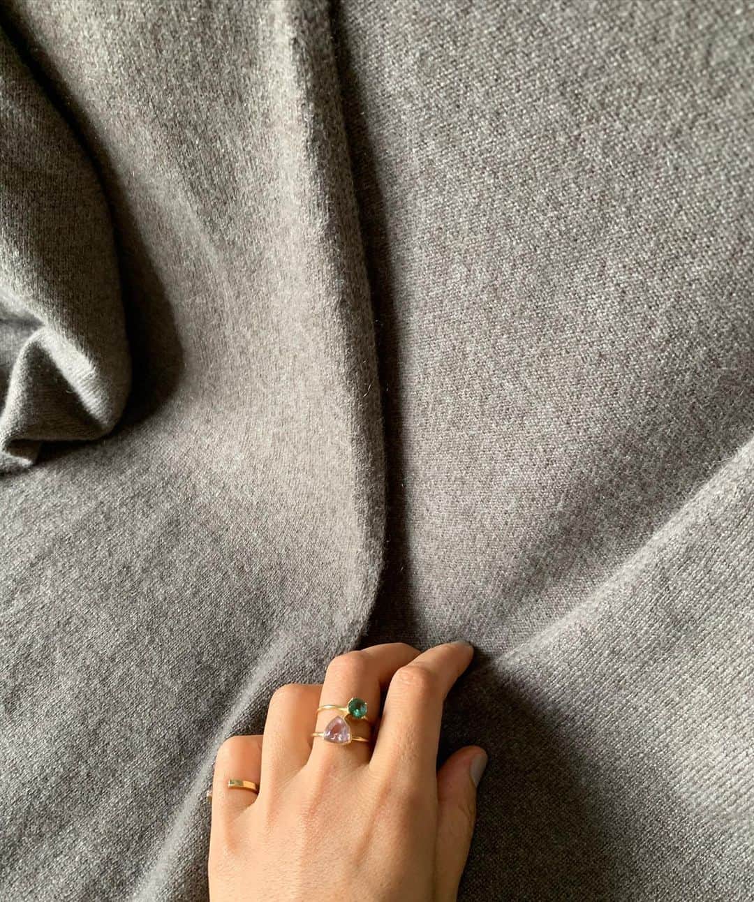 早坂香須子さんのインスタグラム写真 - (早坂香須子Instagram)「佐藤繊維×早坂香須子  オーダー期間は 9/23〜9/30に決定いたしました。  まだ特設サイトオープン前なのですが、お問い合わせの多いカシミアの紹介を。  センシュアルにカシミアを纏いたい。そしてリラックスも叶えたい大人の女性たちへ。  深いvネックのトップスは後ろと前、両面決まる織り方をしています。  裾をボトムに差し込んでブラウジングしても、裾を出してふわりと着ても良い感じに。  ボトムスはふくらはぎから緩やかに絞ったジョッパーズスタイル。  ブーツにもパンプスにも似合うものを作りたかったんです。  糸から選んだ色は3色展開。  私が1番好きなイエロー×マルチ（写真1、7枚目）  フェミニンな美人カラーは グレー×ベージュ （写真2.3.4.8枚目）  カジュアルシックなブラウン×ブラウン（写真5.6.9.10枚目）  おススメは上下セットアップですが、単品購入可能の予定です。  生地作りからニッティング、縫製まで自社工場、完全オーダー制のfactory to closetだから実現したこと。 早く詳しく伝えたいな。  詳細は @___gea___ の特設ページオープンまでお待ち下さい。  色・サイズ・金額などもそちらでご確認頂けるようになりますのでもう暫くお待ち下さいませ。  オーダー期間 9/23の15時から 9/30まで  納期は11月中旬から下旬となります。  上質を肌にまとう贅沢 蕩けます。  #佐藤繊維と早坂香須子  #山形県寒河江市 #郷土愛コラボ #欲しいものだけ #madeinjapan  #madeinSAGAE #カシミア  #紡績とニット工場 #gea #早坂香須子 #マニアック過ぎる正樹社長のこだわりと佐藤繊維ブランドについてもこれからお伝えしていきますね#すごいんですよ」9月17日 20時00分 - kazukovalentine