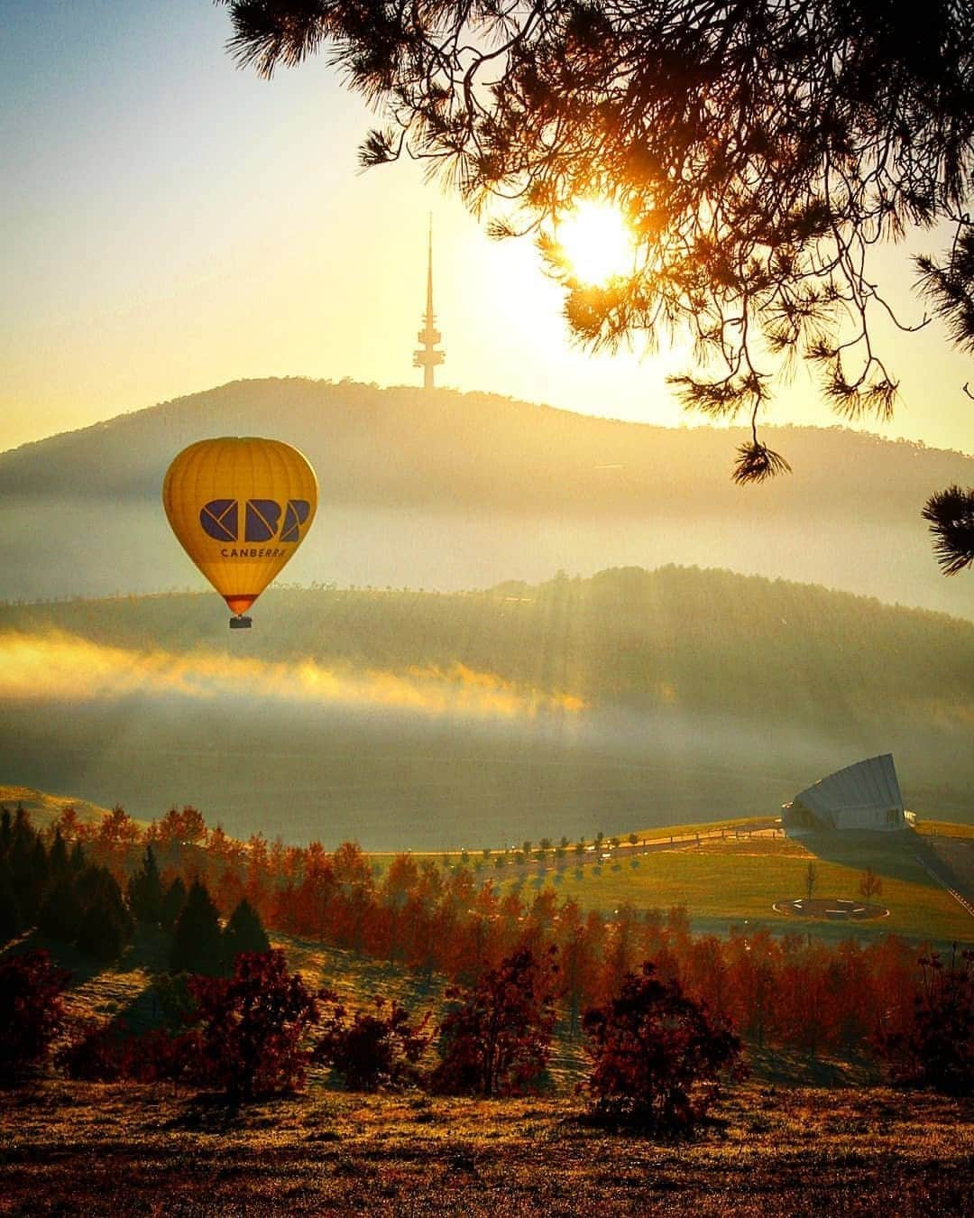 Australiaさんのインスタグラム写真 - (AustraliaInstagram)「Today, we’re rising with the sun in #Visitcanberra 🎈@_elizagrams_ captured this tranquil sunrise view of a hot air balloon floating peacefully over Australia’s capital city. The impressive geometric layout, along with its natural beauty, come together beautifully when you view #Canberra from above, aboard a hot air balloon with @balloonaloftcanberra or #DawnDrifters. Tag your adventure buddy and plan your trip at the link in our bio. #seeaustralia #visitcanberra」9月17日 20時00分 - australia