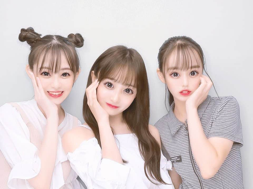 皆藤悠柚のインスタグラム：「久しぶりにプリクラ💜 ・ 奇跡的にもかちゃんと会えた時はびっくりした😂 めっちゃ楽しかった！！ 甘い物も食べに行こうね🍒 ・ かれんちゃんとちゃんとお話出来たのは初めてだったので凄く嬉しかったし楽しかったです😳💜 ありがとうございました！ ・ #ぷりんと倶楽部 #プリント倶楽部 #メルル #プリクラポーズ #大塚萌香 #石川翔鈴 #ちゃん #皆藤悠柚 #melulu #ljk #fjk #ljc」