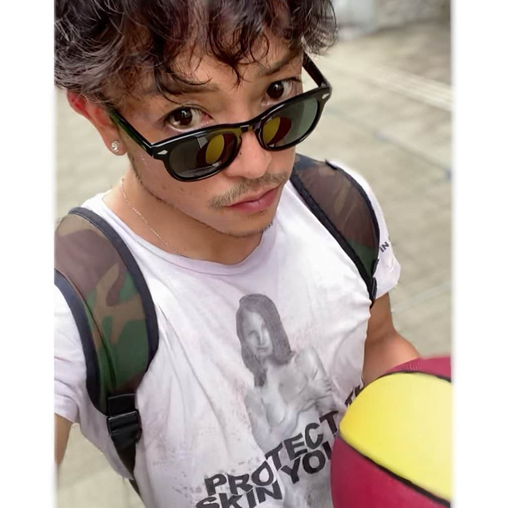 SHU-YAのインスタグラム：「長袖探してたら出てきた懐かしいTシャツ。 後にも他から似たようなのとか色々見たけど、このシリーズが好きだったな。 . あ、髪切りました。 . . . . #tシャツ #marcjacobs #マークジェイコブス #チャリティーtシャツ #チャリティー #fashion #ファッション #コーデ #スタイル #デザイン #髪型 #ヘアスタイル #黒髪パーマ #早朝 #早起き #スポーツ #バスケット#ボディメイク #健康 #美容 #髭男子 #朝カフェ #新陳代謝」