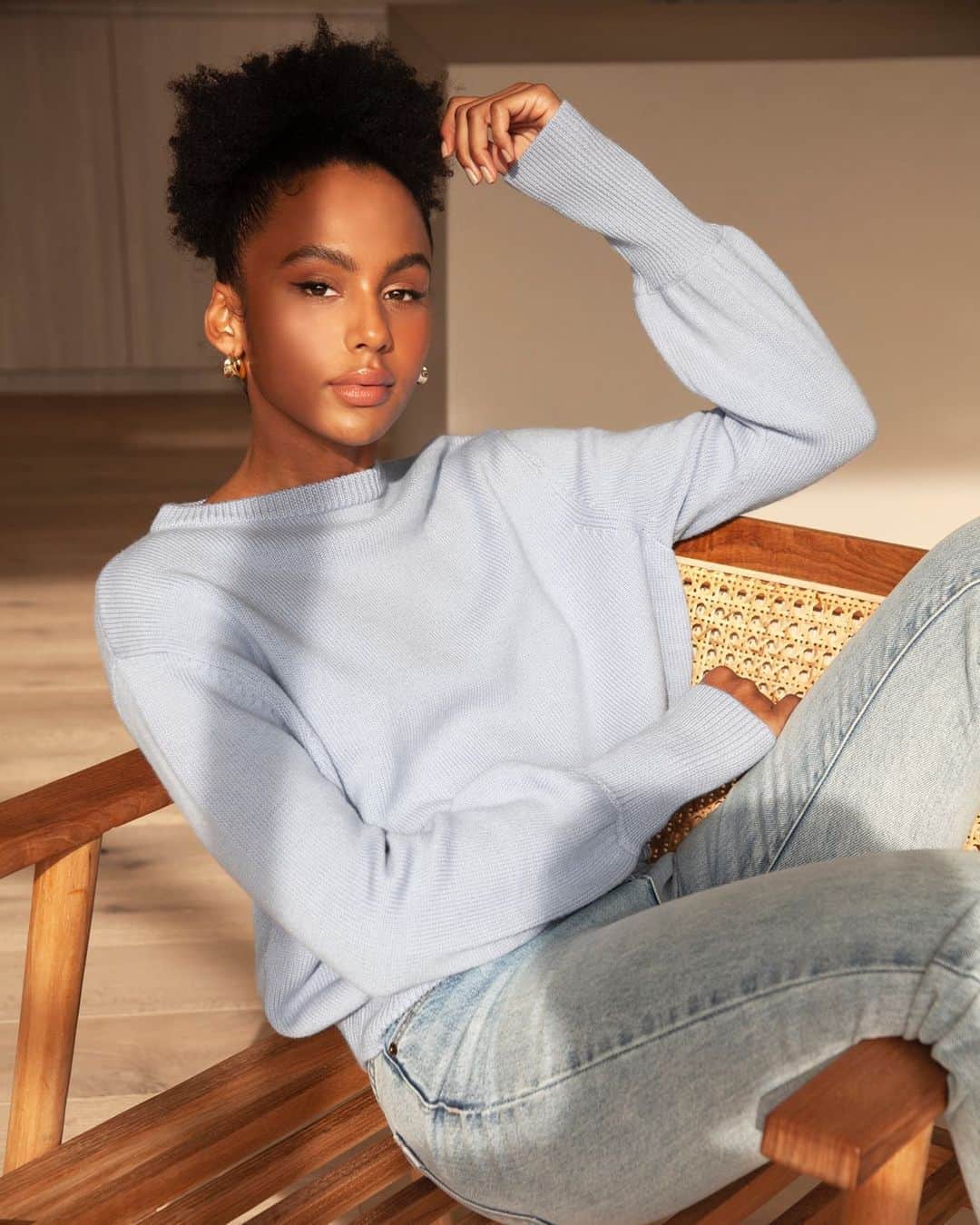 クーカイのインスタグラム：「Le pull Autumn en laine mérinos, un confort et une douceur absolue tout au long de votre journée.   #jumper #newco #kookai #style」