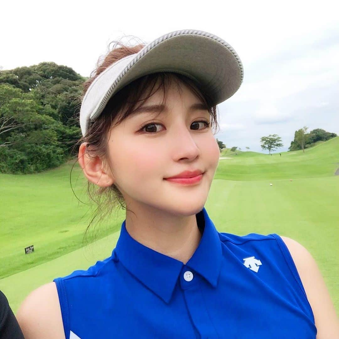 AYUMIのインスタグラム：「. ・ #太平洋クラブ市原コース で朝一ラウンドしてきたよぉ⛳️♡ ・ 5時に出発して先頭スタート❣️ 小雨にやられ髪の毛ボサボサになってしまった🤣🤫 ・ スコアは全然良くなかったけど😭楽しかった❤️ ・ ・ #朝活 #ゴルフ #デサント」