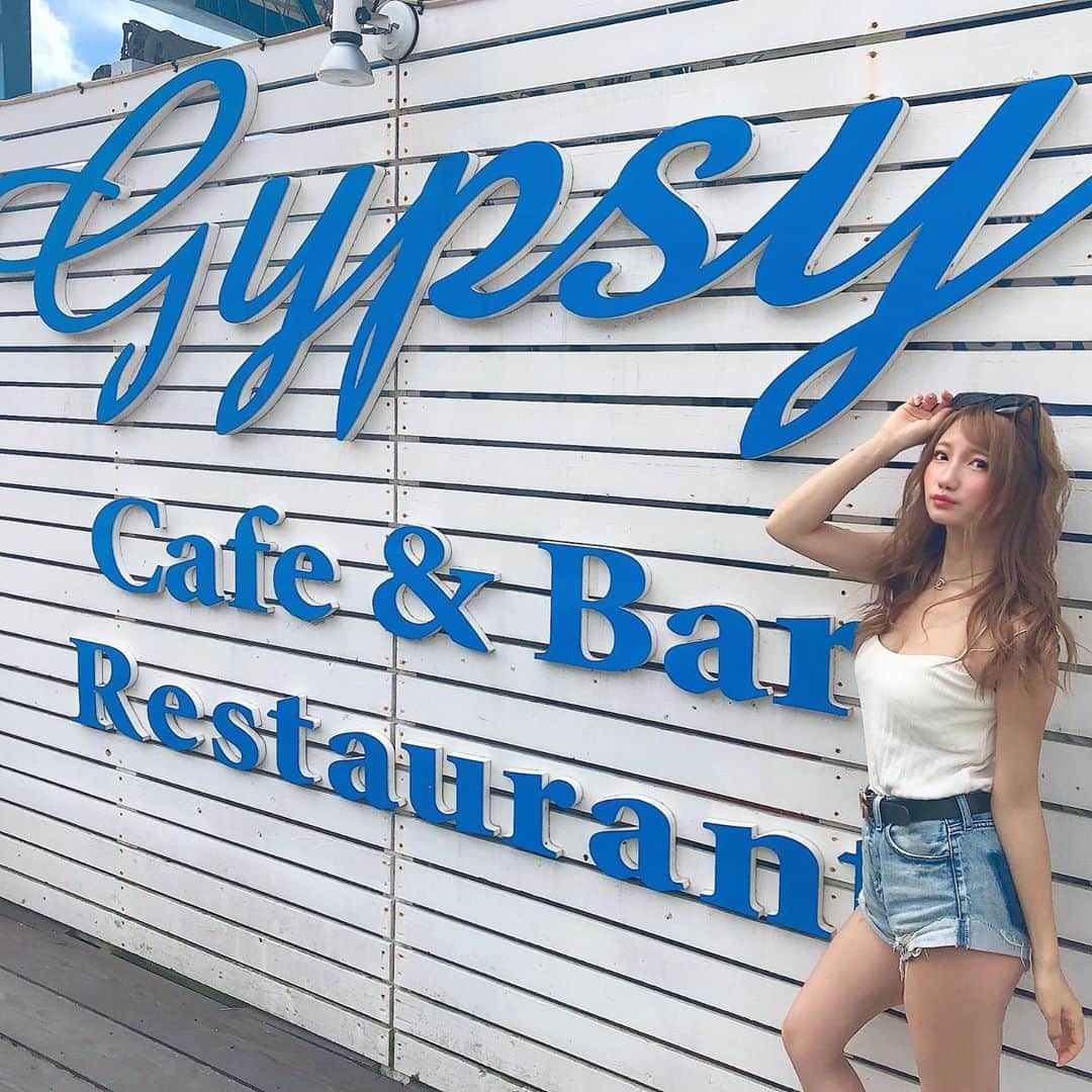 まゆぴちゅーさんのインスタグラム写真 - (まゆぴちゅーInstagram)「🏄‍♀️🐬🏄‍♀️🐬🏄‍♀️🐬🏄‍♀️🐬🏄‍♀️🐬﻿ ﻿ 𝙾𝚔𝚒𝚗𝚊𝚠𝚊🌺3日目最終日😭✩！﻿ ﻿ もう東京戻ってきて帰宅中なんだけど﻿ んもーーーーめちゃくちゃ寂しい😭﻿ 楽しすぎて沖縄好きすぎて😭🌴💗w﻿ ﻿ 今日は、昼間に『ウミカジテラス』﻿ に行ったんだけど、そこでランチした﻿ ところがオススメすぎるからupする〜💋﻿ ﻿ 『GYPSY Cafe&Bar』ってところで、﻿ 海が目の前に広がるカウンターで﻿ 食べられてとっても気持ちいの🥰🐚﻿ ﻿ そして食べ物美味しすぎた😭💕！！﻿ ﻿ ビーフ&チキン&フライドオニオンの﻿ ハンバーガー🍔と、﻿ シーフードライス🦞💓最高だった！﻿ ﻿ 他にもパスタとかタパスとか種類﻿ ありすぎて迷うくらい😭✨！！！﻿ 全部美味しそうだったしオススメです💋﻿ ﻿ ﻿ ﻿ #沖縄旅行 #沖縄グルメ #ウミカジテラス﻿ #ウミカジテラス瀬長島 #沖縄コーデ ﻿ #沖縄カフェ #沖縄  #カフェ好きな人と繋がりたい﻿ #カフェスタグラム #カフェごはん #ランチタイム ﻿ #海コーデ #夏コーデ #ハンバーガー #映えごはん ﻿ #自撮り #お出かけコーデ #ドライブデート #自撮り女子﻿ #夏カラー #美肌ケア #美意識向上 #カラコン﻿ #女子力アップ #ショーパンコーデ #マツエク﻿ #フォロー歓迎 #フォローwelcome #ビジョビ﻿」9月17日 20時09分 - mayu_03pichu