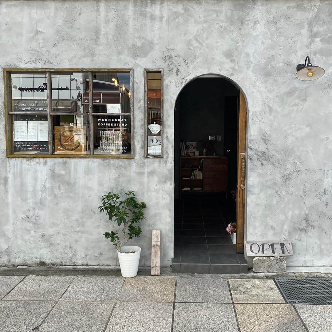 matsukenさんのインスタグラム写真 - (matsukenInstagram)「_✔︎ . . 三島駅から徒歩7分ほどの @wednesdaycoffeestand さんへ . . もともと沼津周辺でリヤカーを引きながら コーヒーを販売されてたそうで こちらのお店は2018年にオープン。 . . いただいたのは ドリップコーヒー深煎り¥550 カスタードプリン¥450 . . 家族旅行で母親も喜んでくれてよかった😌 また静岡に行ったら、是非再訪したいお店です☕️ . . #wednesdaycoffeestand  #wednesdaycooffee #matsukencafe  #matsukentrip  #pudding  #dripcoffee  #ウェンズデーコーヒー #三島カフェ  #静岡カフェ」9月17日 20時09分 - ___matsuken
