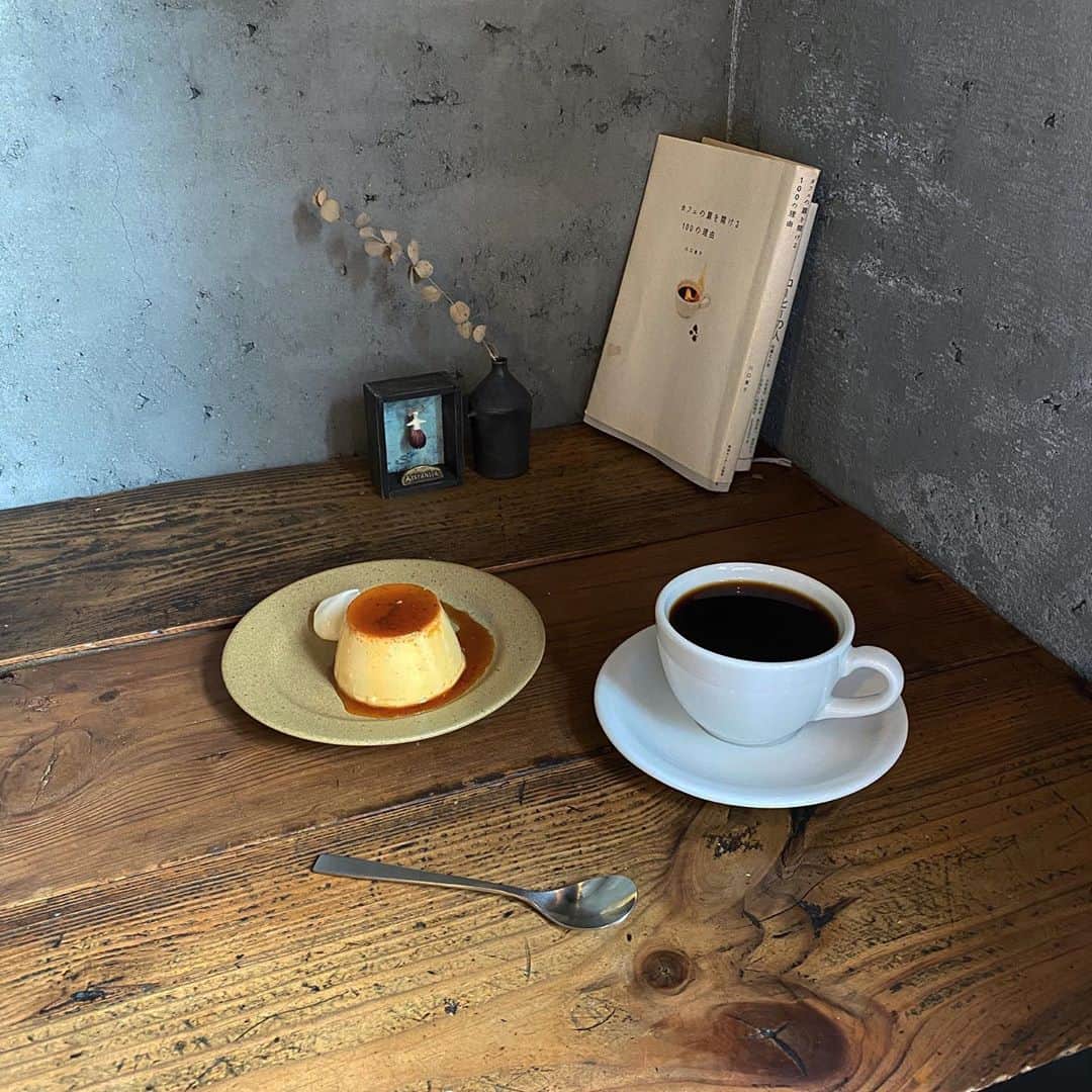 matsukenさんのインスタグラム写真 - (matsukenInstagram)「_✔︎ . . 三島駅から徒歩7分ほどの @wednesdaycoffeestand さんへ . . もともと沼津周辺でリヤカーを引きながら コーヒーを販売されてたそうで こちらのお店は2018年にオープン。 . . いただいたのは ドリップコーヒー深煎り¥550 カスタードプリン¥450 . . 家族旅行で母親も喜んでくれてよかった😌 また静岡に行ったら、是非再訪したいお店です☕️ . . #wednesdaycoffeestand  #wednesdaycooffee #matsukencafe  #matsukentrip  #pudding  #dripcoffee  #ウェンズデーコーヒー #三島カフェ  #静岡カフェ」9月17日 20時09分 - ___matsuken