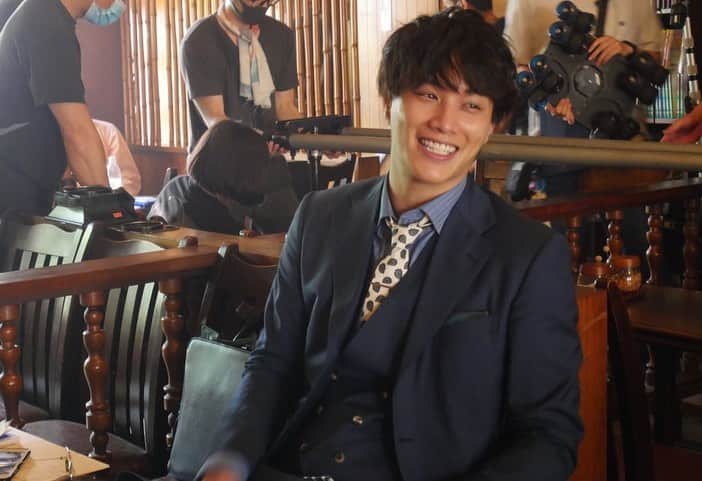 のインスタグラム：「‪#俺あぶ tvkの放送スタートまであと3時間‼️‼️本番前、監督とお芝居相談中のオフショットです。‬ ‪高野＆世中のふりきりっぷりに、カットごとにスタッフから笑い声が漏れていましたw‬  ‪MBSの放送は24時59分から！‬ ‪25時30分から見逃し配信スタート🚓‬ ‪#俺たちはあぶなくない‬ ‪#ドラマ特区‬ ‪#鈴木伸之 #佐野勇斗‬」