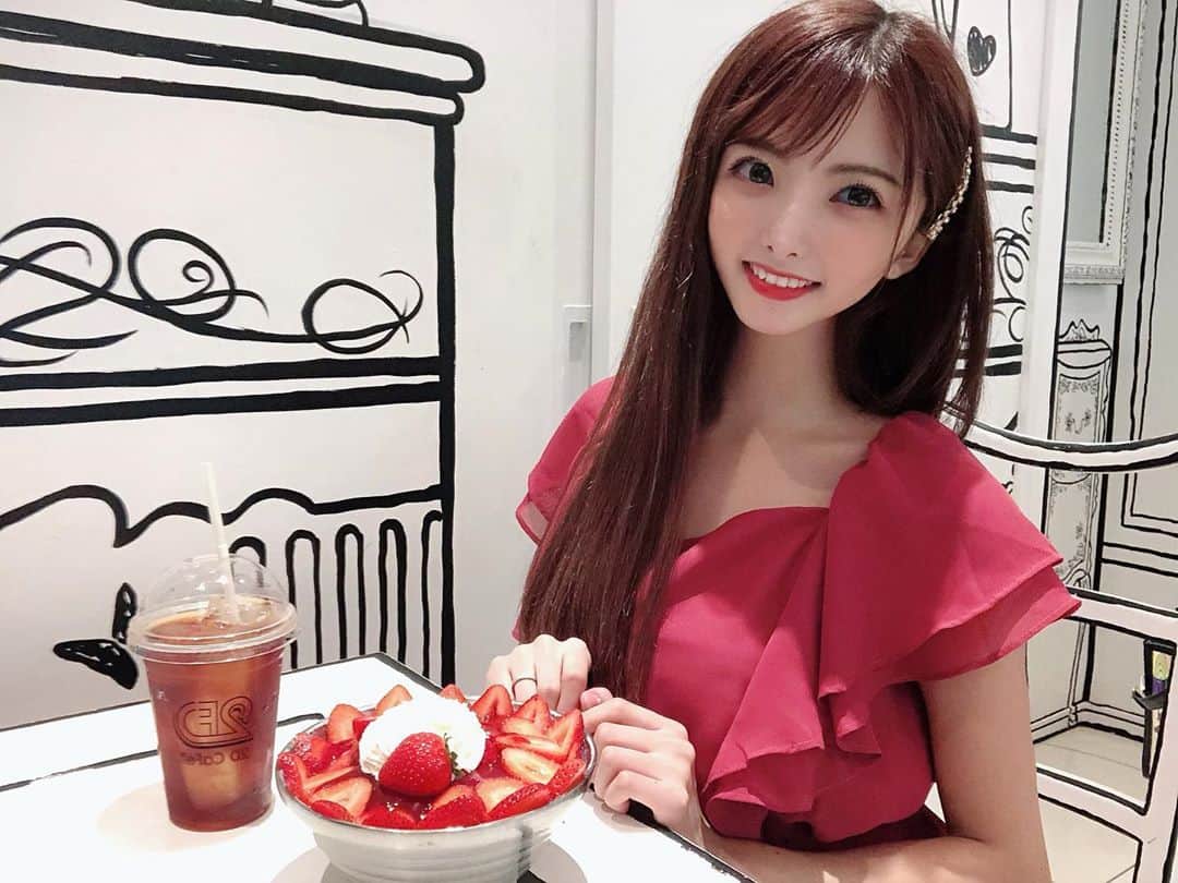 岡田栞奈のインスタグラム：「ずっと気になってた 新大久保にある2DCafeに 行ってきた❤️  壁紙から椅子からなにまで 白黒の世界〜😳 いちごのかき氷も美味しかったです🍧🍓 #新大久保グルメ #新大久保 #新宿グルメ #カフェ巡り #2dcafe」