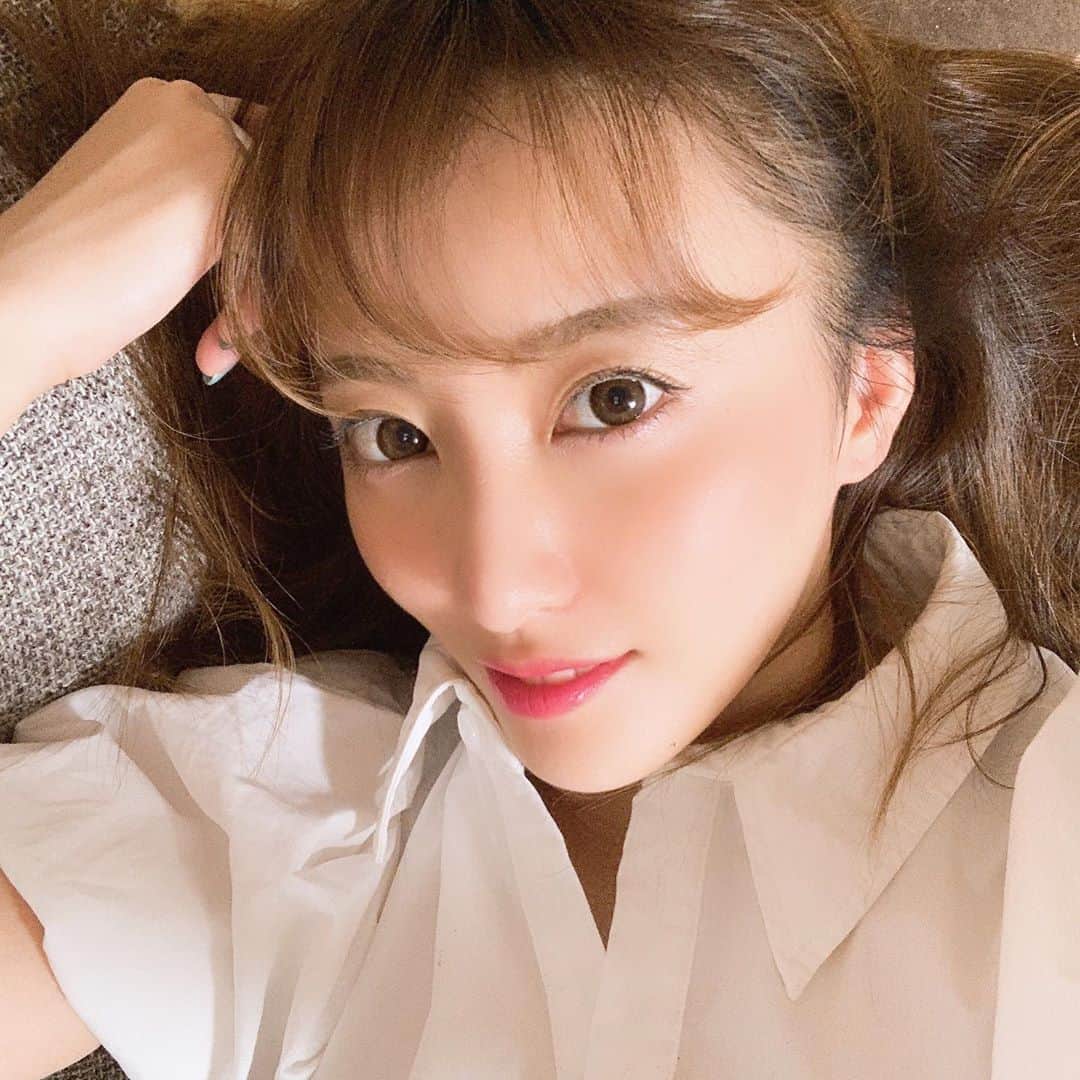 福野来夢のインスタグラム：「骨格矯正の整骨院通うようになって 顔の歪みもだいぶ良くなり 脚を組む癖がなくなった今日この頃。 姿勢も悪いのは自覚してたし（昔ママに背中に物差し入れられてた笑） 顔の歪みはずっと気になってたんだけど 一回目に写真撮られた時、気になってる以上の酷さで友達にもなんでこんな顔したん！？と爆笑されたのでbeforeは載せれませんが、、笑 こんな顔したんじゃなくこんな顔なのよ。笑 【さつま骨格矯正】担当の岡野さん @facialdesigner_okano のゴッドハンドで一回行くだけですごい変化だったからそれからずっと通ってる✨ 姿勢の悪さ、身体の歪みから 顔の歪みがきてるらしい。 なので普段の生活も気をつけるように 心がけてます。 私の目は眼瞼下垂になりやすいから マツエクよりまつ毛パーマの方がいいとアドバイスをもらったり。 ずーっとマツエクだったからなかなかやめれなかったけど、ここ最近まつ毛パーマなの🥺 今はね、早く歪んで生えてる親知らず取るように毎回言われてるところ🦷笑 . @satsuma_official  . #さつま骨格矯正鍼灸整骨院 #渋谷」