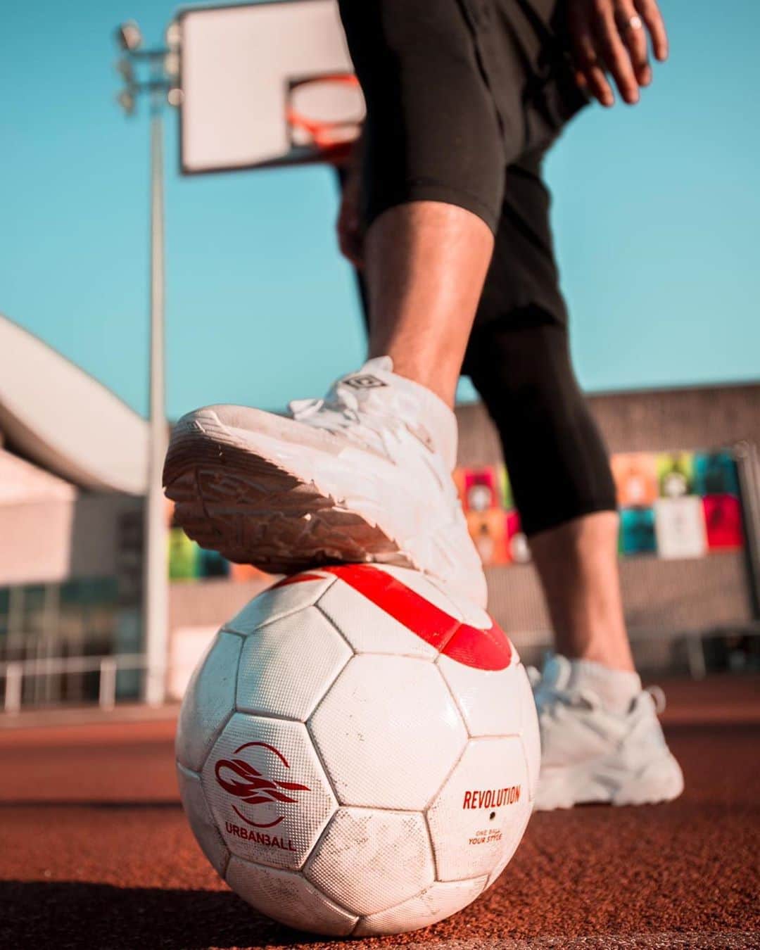 ショーン・ガルニエのインスタグラム：「WHERE DO YOU PLAY ⚽️🧐 Street , turf , grass ? You can play everywhere with the @urbanball revolution.   #seangarnier #seanfreestyle #urbanballer #football #skills」