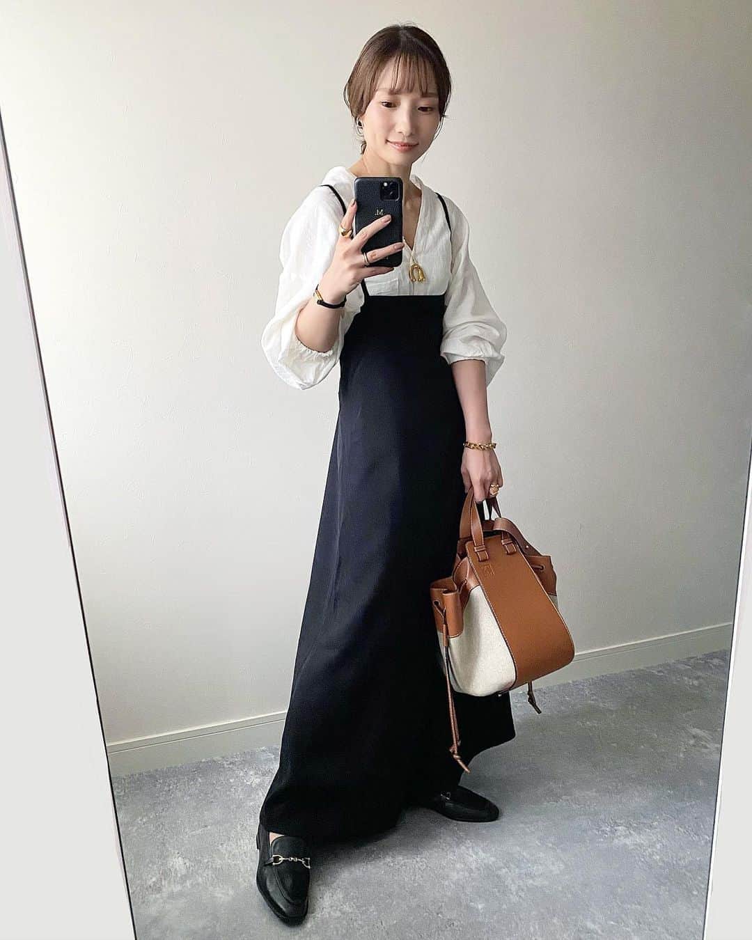 makoさんのインスタグラム写真 - (makoInstagram)「2020.9.17 ・ 前からもバックスタイルも可愛すぎるキャミワンピース💫 ・ 写真ではわかりにくいけど黒寄りのネイビーで、薄ら起毛のあるしっかりしたベロアみたいな生地( ⸝⸝⸝⁼̴́◡⁼̴̀⸝⸝⸝) ・ シンプルなニットやロンTを入れてももちろん可愛いし、こんな背中Vのブラウスを入れて着るのもすき。 ・ 今月新しく生まれたブランド『Ayla 』@ayla.jp_official はコスメとワンピースのブランドで ワンピースも可愛いしリップも気になる💄 ・ one-piece #ayla#アイラ blouse #helrous bag #loewe shoes #zara #コスメアンドワンピース#ワンピース」9月17日 20時15分 - _____ma.k.o