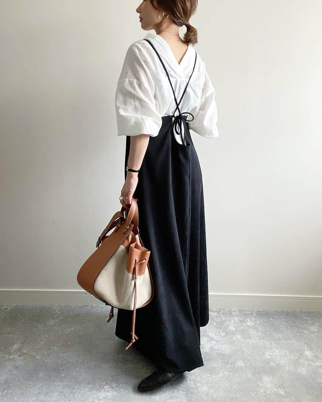 makoさんのインスタグラム写真 - (makoInstagram)「2020.9.17 ・ 前からもバックスタイルも可愛すぎるキャミワンピース💫 ・ 写真ではわかりにくいけど黒寄りのネイビーで、薄ら起毛のあるしっかりしたベロアみたいな生地( ⸝⸝⸝⁼̴́◡⁼̴̀⸝⸝⸝) ・ シンプルなニットやロンTを入れてももちろん可愛いし、こんな背中Vのブラウスを入れて着るのもすき。 ・ 今月新しく生まれたブランド『Ayla 』@ayla.jp_official はコスメとワンピースのブランドで ワンピースも可愛いしリップも気になる💄 ・ one-piece #ayla#アイラ blouse #helrous bag #loewe shoes #zara #コスメアンドワンピース#ワンピース」9月17日 20時15分 - _____ma.k.o