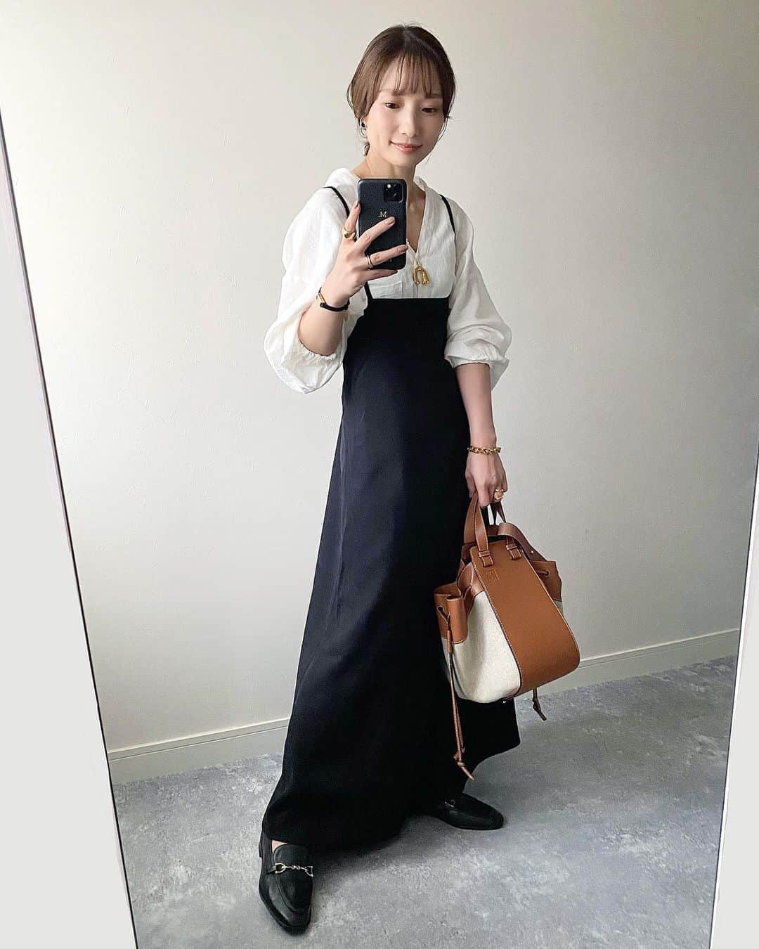 のインスタグラム：「2020.9.17 ・ 前からもバックスタイルも可愛すぎるキャミワンピース💫 ・ 写真ではわかりにくいけど黒寄りのネイビーで、薄ら起毛のあるしっかりしたベロアみたいな生地( ⸝⸝⸝⁼̴́◡⁼̴̀⸝⸝⸝) ・ シンプルなニットやロンTを入れてももちろん可愛いし、こんな背中Vのブラウスを入れて着るのもすき。 ・ 今月新しく生まれたブランド『Ayla 』@ayla.jp_official はコスメとワンピースのブランドで ワンピースも可愛いしリップも気になる💄 ・ one-piece #ayla#アイラ blouse #helrous bag #loewe shoes #zara #コスメアンドワンピース#ワンピース」
