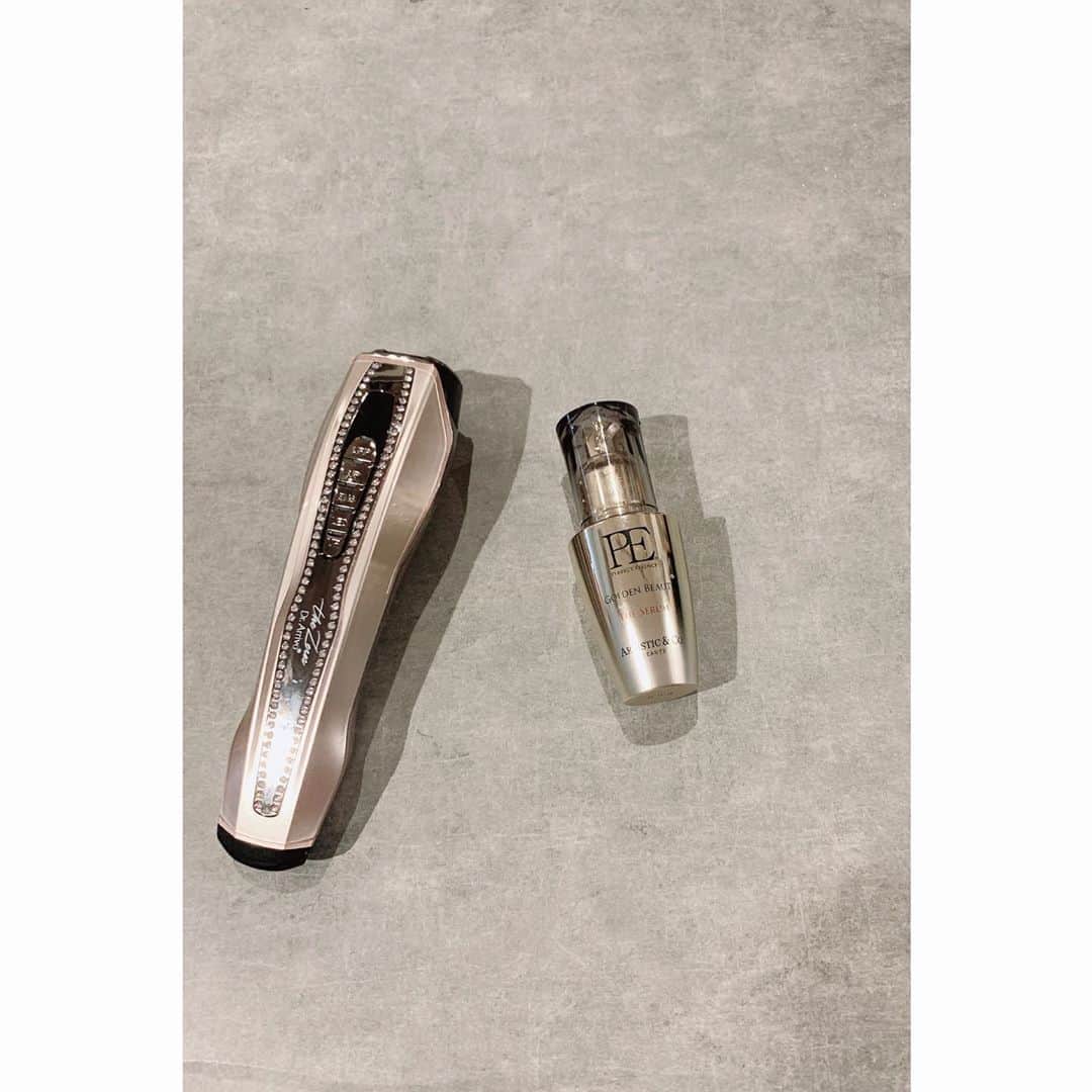 乙黒えりのインスタグラム：「美顔器レポート . PRでthe Zeusの美顔器をお試しさせてもらいました。 美顔器って今まで育児に追われて使う時間がなかったんだけど、やっと夜1人時間ができて、美顔器ケアするようになったら気持ちもリフレッシュ✨家族のために今日もがんばった〜って、自分へのご褒美気分です。エステにゆっくり行く暇はないけど、家でプチエステならできますから^_^  ご興味ある方だけ読んでくださいね↓ <レポート> 機能 ・MFIP(中周波)とウルトラパルス、EMSがお肌を引き締め、美容液成分の補給する効果があるとか。(週一回のケア) ・3種のLEDで肌のストレス、色むら、ニキビケアのケアができる。  ※EMS機能だけならば毎日使えて、表情筋にアプローチして、むくみをとって引き締めてくれます。  ・使い方は、美容液をつけて下から上に優しく動かしながら当てていく。  ・バイブレーションで電気刺激が緩和されるので痛みは感じづらいです。  実際3週間使用した感想 ・直後はむくみが取れてスッキリして目が大きく見える ・目の下やほうれい線や頬のたるみがキュッとなります。(子供にもママ顔変わってねって言われるくらい) ・血流が良くなって肌のトーンが上がる ・美容液が浸透してるのか翌朝調子いい  ホームケア商品だと出力が弱いっていうイメージですが、そんなことなく出力がしっかりしててEMSで顔の筋肉が動くのがわかるし、4段階あるのですが、痛くてレベル2、3までしかまだ使えないです😅慣れたらもっといけるのかな！ピリピリ効いてる感じが病みつきになってきました。 #美容レポート#美顔器 #artisticandco #洗顔  #基礎化粧品　#エステ　#おこもり美容　#セルフエステ　#おうちエステ　#missarrivo #cchan_girls#lemonsquare	#ゼウス#PR」
