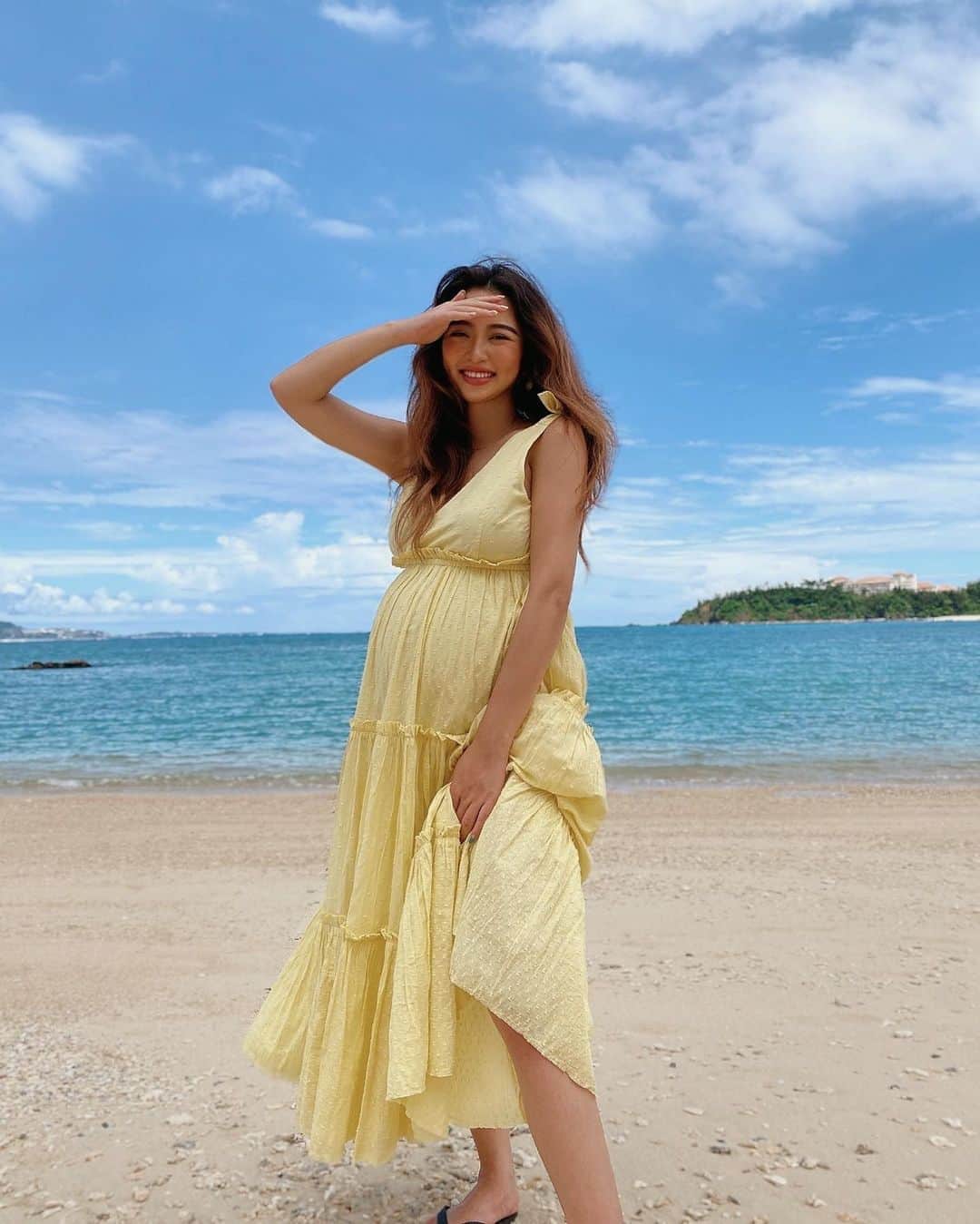 Yumaikaのインスタグラム：「眩しすぎて　満面の笑みすぎて 目がほとんど開いてない🌻  やっとおろした @alexiastam_official のワンピース✨ 元気カラーで自然に笑顔✌🏾  そろそろ秋服たちの出番かなぁ〜🤰🏻 私の体感温度は、まだ夏🥵🤣  まだまだ暑いの、わたしだけ？🙄  #マタニティーコーデ #ぷんにーらいふ」