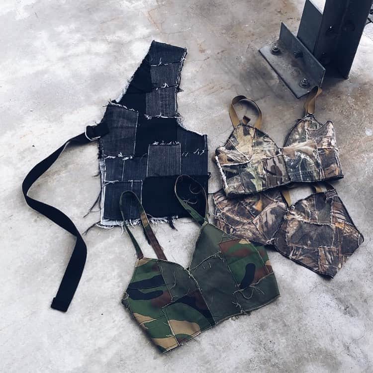 のインスタグラム：「#remake #bustier ﻿ ————————————﻿ ﻿ @gallerie_unique﻿ オリジナルのリメイクアイテムを展開。﻿ Onlinestoreにてエッジィの効いたアイテムが新入荷しました❤︎﻿ 1点ずつ手作業で施したリメイクビスチェをピックアップ。﻿ 普段のコーデにプラスして、自分だけのスタイルを仕上げてみて＊﻿ ﻿ ☑︎ Remake Patchwork Bustier (¥5,990+tax)﻿ ☑︎ Remake Patchwork Bustier (¥5,990+tax)﻿ ☑︎ Remake Patchwork Denim Vest (¥12,990+tax)﻿ ﻿ ————————————﻿ #お問い合わせ番号w1770」