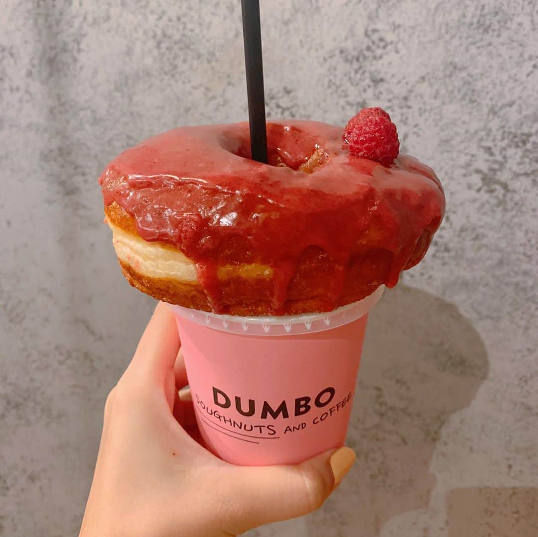 くまみきのインスタグラム：「映えってやつです🍩笑﻿ 嬉しそう🍩笑﻿ ﻿ 💗🍩 @dumbodc 🍩💗﻿ ﻿ #ドーナツ #ドーナツ屋さん #dumbo #dumbodoughnutsandcoffee #映えってやつ」