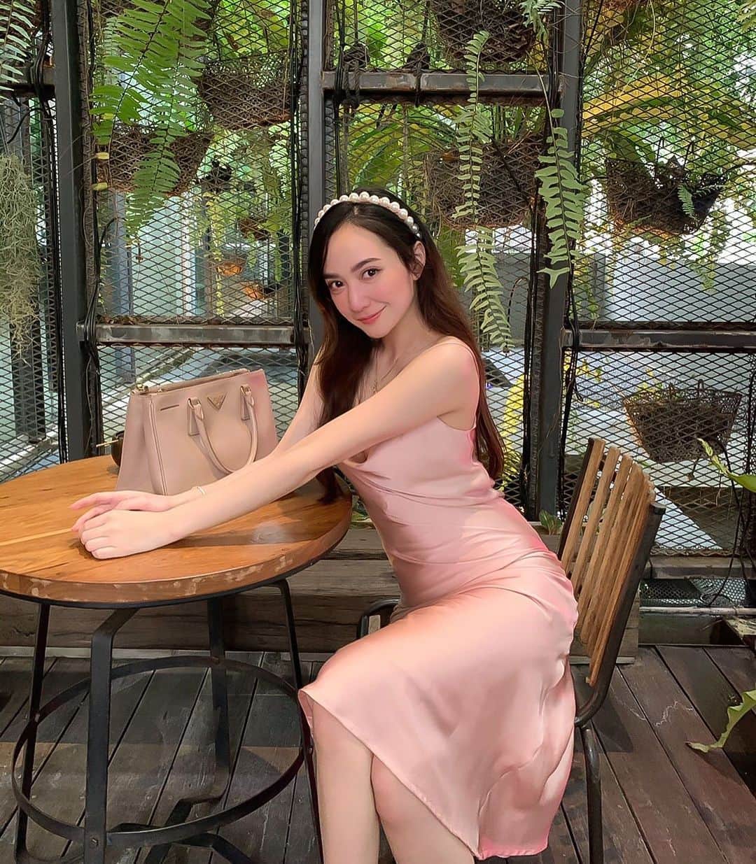 インヤのインスタグラム：「✨Satin dress @dy.sisters  ชุดของร้านหญิงกับน้องสาวทำด้วยกัน  ฝากติดตามแล้วอย่าลืมมาอุดหนุนกันด้วยนะคะ 🥰💖」