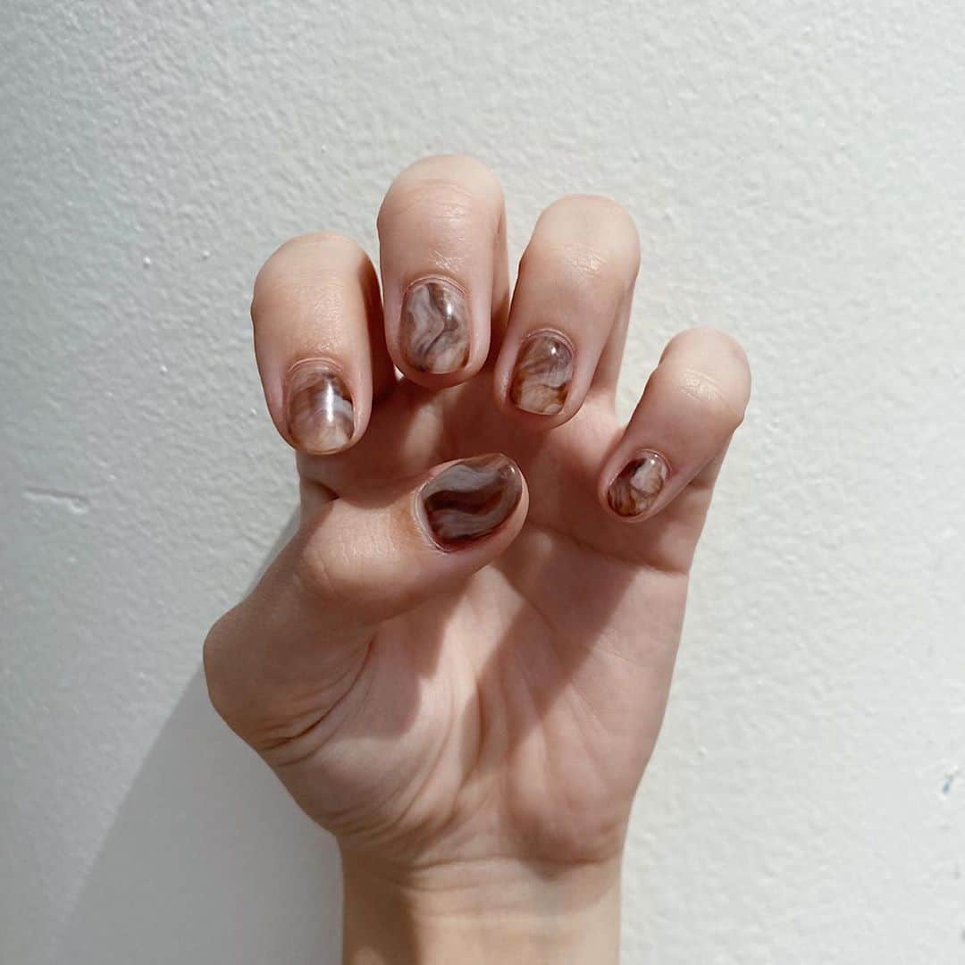 大和屋穂香（ほのちぃ）のインスタグラム：「・ new nail  今回は少し秋っぽい色味で マーブルネイルしました🍁 ・ #nail #ニュアンスネイル #マーブルネイル」