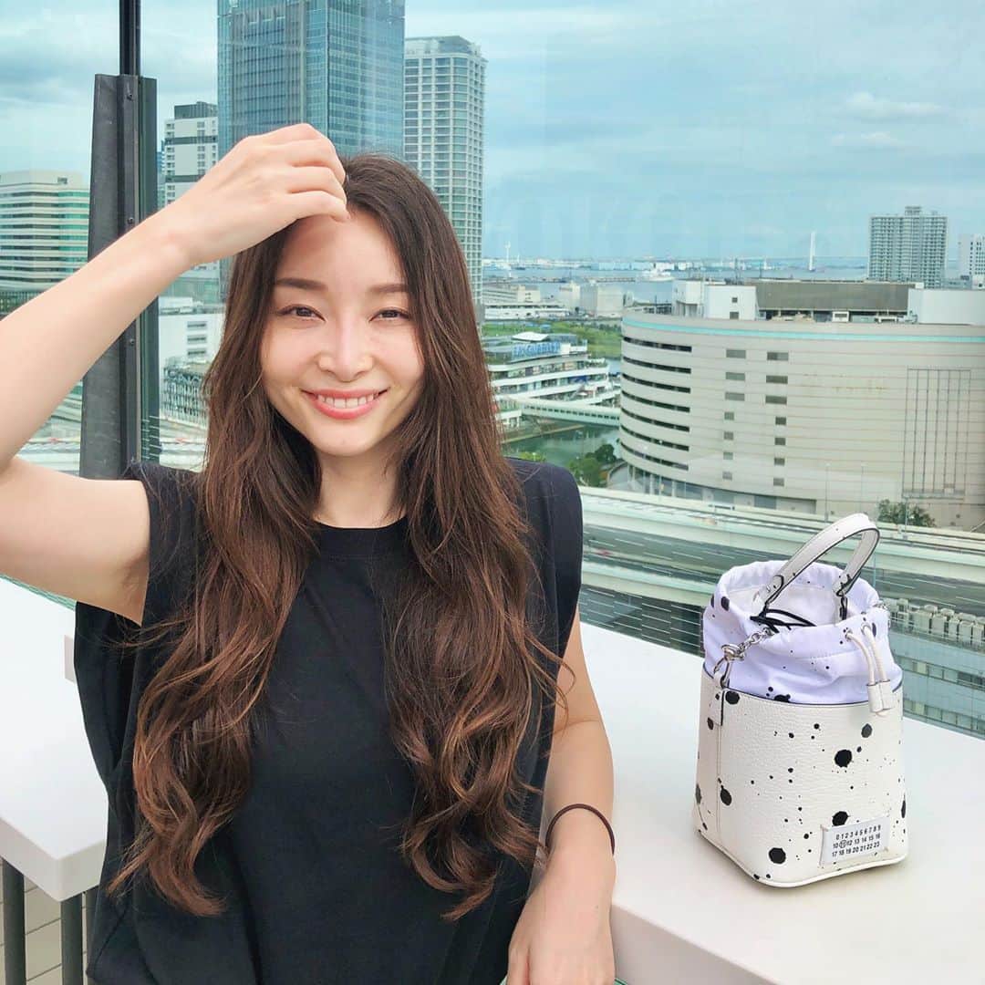 のインスタグラム：「1年半ぶり？くらいに美容室でヘアトリートメントをして頂いた✨いつもホームケアのみで満足してたけど、ツヤ・触り心地・まとまり全然違った、驚き😂 あと少しでショートにするのが名残惜しくなるくらいツルツル！普段からもっとちゃんとケアしてあげようと思いました。  ヘアカラーを何色でオーダーしているかよく聞かれますが、地毛の色です🌈✨髪が細くなっているからなのか、年々明るくなってます✨ このまま綺麗な白髪になりたい😌  Tops @zara  Pants @uniqlo_jp  Bag @maisonmargiela   #スーパーロング #ロングヘア #ヘアドネーション」