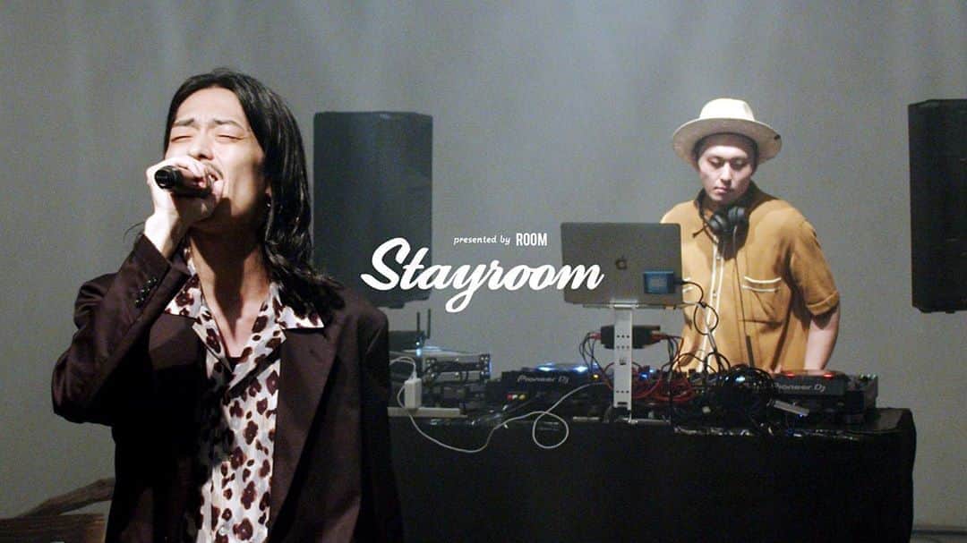 room onziemeのインスタグラム：「•﻿ STAYROOM LIVE vol.1 Archives﻿ ﻿ 🎙️ARTIST × 👕Fashion Stylist﻿ ﻿ Kick a Show × URBAN RESEARCH iD(Yuya Sato)﻿ @kickashow @urbanresearch_id @sugaaaaarman  ﻿ 家のクローゼットから、服を選んでいるような感覚でURBAN RESEARCH iDのスタイリスト「Yuya Sato」が、ライブ出演を控える「Kick a Show」の﻿衣装選びをサポートし、対話の中から独自のファッション感を探っていく映像を公開。﻿ スタイリッシュな出で立ちで披露する、STAYROOMでしか見れない特別なライブは必見！﻿ ﻿ --------------------------------------------﻿ ROOM  OFFICIAL YOUTUBEにて配信中📺﻿ ※プロフィール記載のURLからCheck👏👏﻿ --------------------------------------------﻿ #room_jp #stayroom﻿ #kansano #kickashow #michaelkaneko﻿ #taeyo #thefin #urbanreserch」