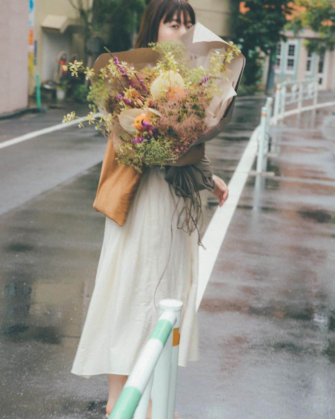 まつだみらいのインスタグラム：「《トークショーのお知らせ》  私が私らしく生きる美学　刊行記念といたしまして、 下北沢B&Bよりオンライントークショーを行わせていただきます。  詳しくはサイトでご確認頂きたいのですが（プロフィールにURL貼っておきますね！）、 ゲストに　@tw0lipswithfang をお招きして、新しい時代の生き方やコスメについてお話しできたらと思っています☺️（私が1番楽しみにしてる♡）  本当は、ご来場頂いて、皆さんにお会いしたいのですが、 県を跨いでこちらに来ていただくことも、密になることも、皆さんの安全を考えると避けたいので、この度はオンラインでさせていただくことになりました！  そしてそして！！ 書籍付きチケットをご購入の方には、 私からお一人づつにメッセージとサインを付けてお届けさせて頂きます！💛💛💛💛💛 お一人づつにメッセージ、すごくすごく書きたかったので私からB&Bさんに提案させていただきました🤍 お届け先を書く欄に、 私への質問やメッセージを書いてくださったら、そちらにお返事メッセージを書いて送らせて頂こうと思っています💛 皆さんからのメッセージがすーーごく、楽しみ！ そしてそれに直筆でお応えできるのが嬉しい！！ （あ！字はそんなに上手くないので期待しないでください😂）  こちら限定数で、イベント終了後に発送となるみたいです。 諸々注意事項等もご確認頂いた上でお申し込み頂ければと思います☺️☺️  これも新しい時代の、繋がり方ですね🤍✨ 新しい時代、楽しんでいきたいです！  皆さまとオンラインと文通式になりますがお会いできることを楽しみにしております😊😊😊  #私が私らしく生きる美学   ※皆さま本当にありがとうございます！サイン付き書籍、トークショーチケット全て完売いたしました😭万が一キャンセル等出ましたらまた連絡いたします！！そしてまたこのような機会をつくれるよう、動こうと思います💪🏻✨」
