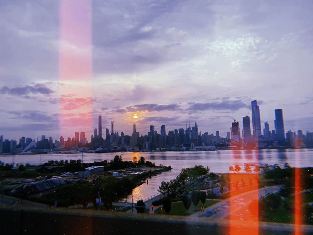 のインスタグラム：「My favorite view of Manhattan   色々大変なこととか「あーしんどいなー」とか思うことがあっても変わらず太陽は登ってくれるので、毎朝リセットするのが大事かもしれないですね🌞」
