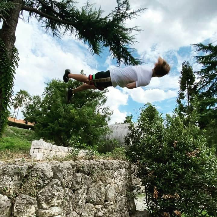 ZENのインスタグラム：「THE FINAL ROUND NOW OPEN!!! ﻿ This is my run for @fiseworld online comp final. If you enjoyed watching this, go check the link in my bio and vote for me!﻿ ﻿ パルクール世界大会﻿ 『E-FISE・FIG PARKOUR VIRTUAL COMPETITION FREESTYLE PRO MEN』決勝ラン﻿ ﻿ 皆さんの応援・投票のおかげで予選を突破し、決勝まで来ることができました🙏🏻﻿ ﻿ 決勝はジャッジによる採点の他、オーディエンスによる一般投票も採点に影響します！！﻿ 投票は メールアドレスを持っている方であれば誰でも無料で参加可能 です。﻿ (もちろん、予選で投票して頂いた方ももう一度投票できます！)﻿ ﻿ 詳しい投票参加方法は⬅️にスワイプ！﻿ ﻿ 🎥: @yurai_pk  👕: @gucci  ﻿ #teamfarang @teamfarang ﻿ #onitsukatiger @onitsukatigerjp ﻿ #JeepRealGames @jeeprealgames ﻿ #ThePowerofReal @jeep_japan_official ﻿ #monsterpk @monsterpk_tokyo﻿ #LDHsports @ldh_japan_official﻿ ﻿ #Japan #Osaka #パルクール #パルクールZEN #EFISEBYHONOR #EFISEPARKOUR」